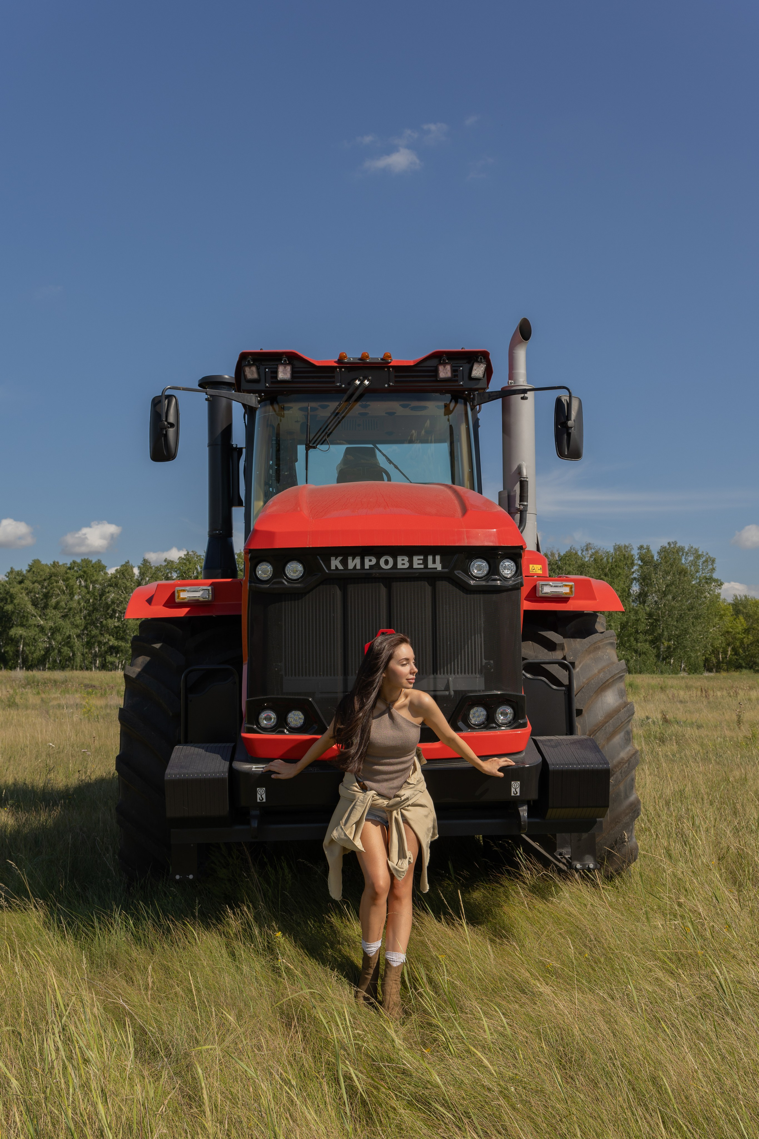 девушка и трактор