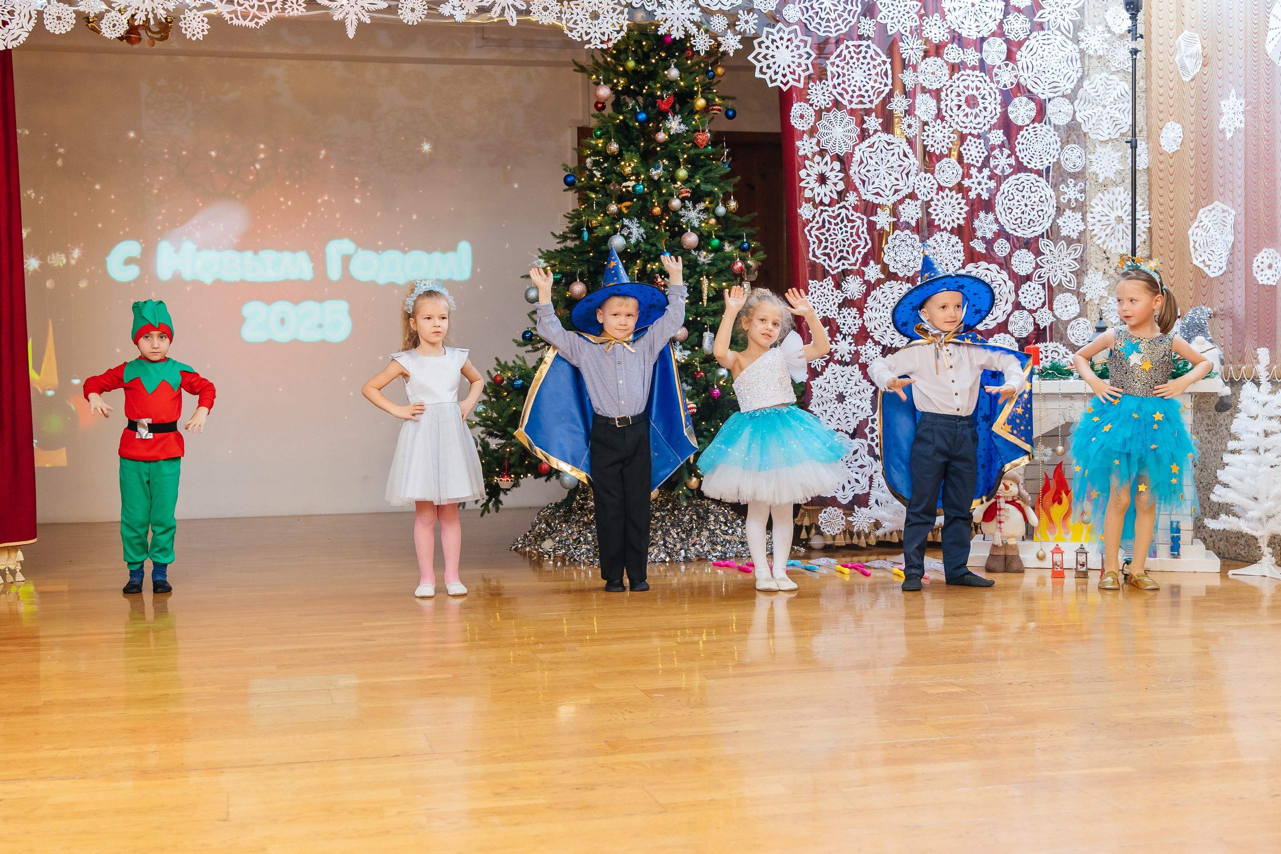 Детский сад № 93 — Утренник (27.12.2024). Свадебный и семейный фотограф Крамар Наталья