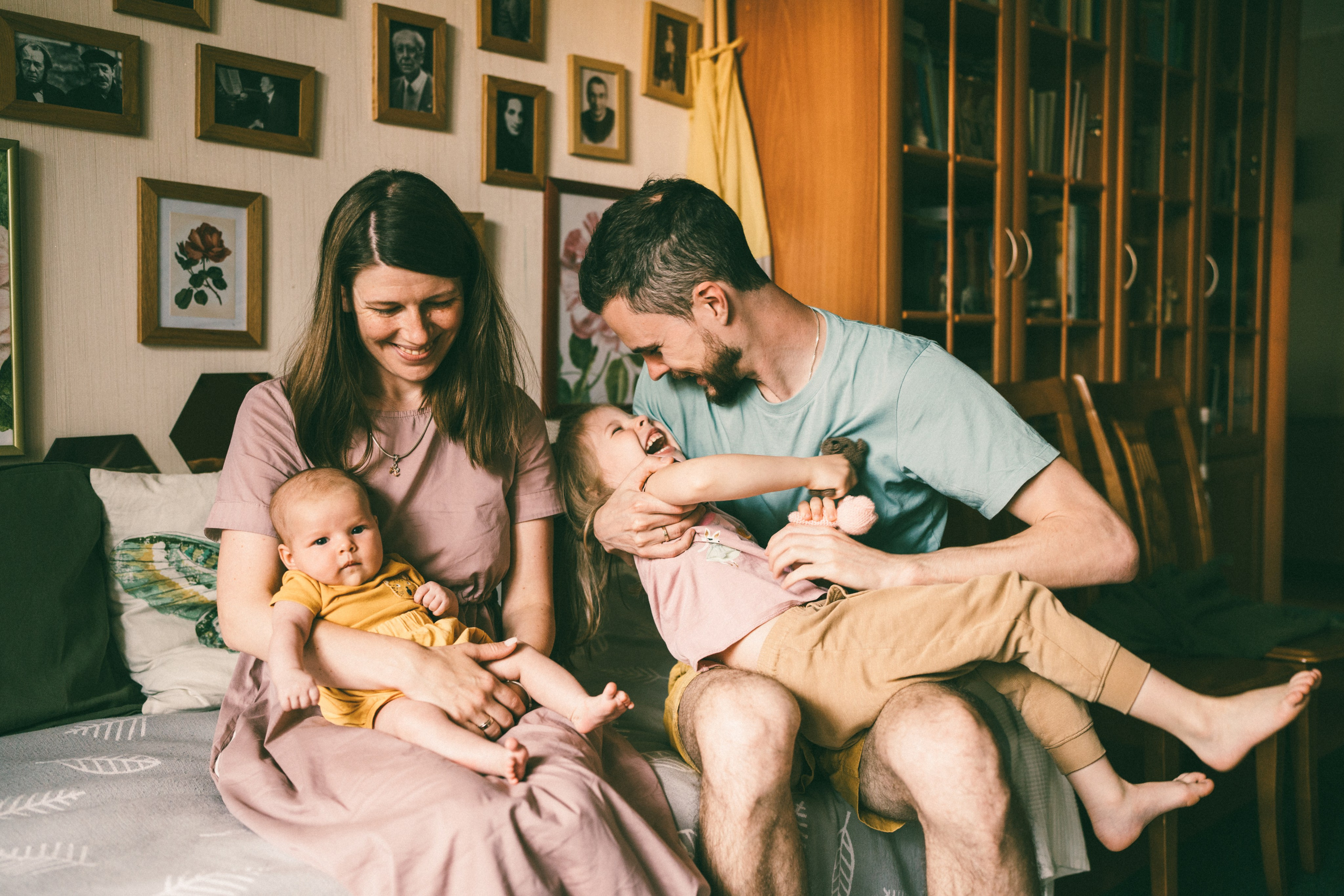 Семейная фотосессия дома. Дарья Иван Маша Сережа и Лиза. Детский, семейный и ньюборн фотограф в Москве Юлия Шуарт