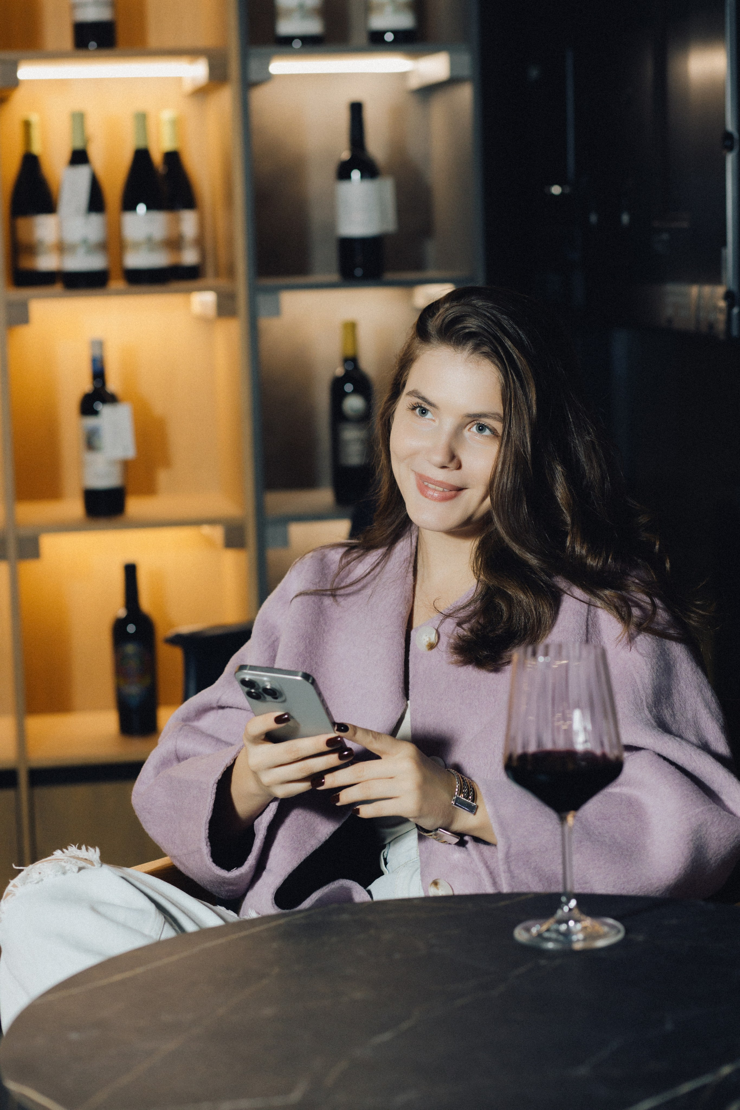 Девушка за столиком с бокалом вина и телефоном в руках, винная серия. Фотограф в Пензе Александра Овечкина
