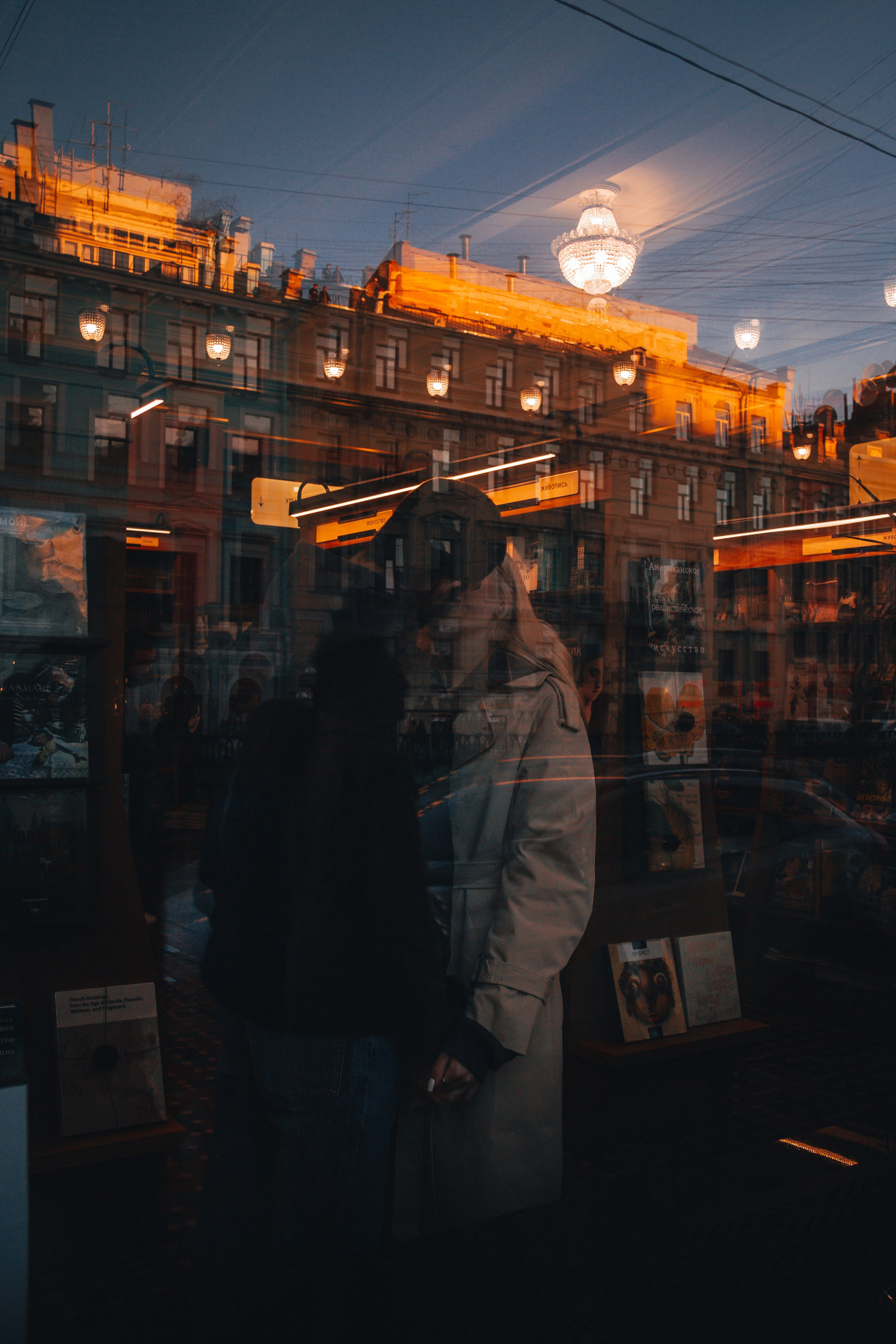 красивое отражение в стекле города идеально вписывается в фотосессию  love-story