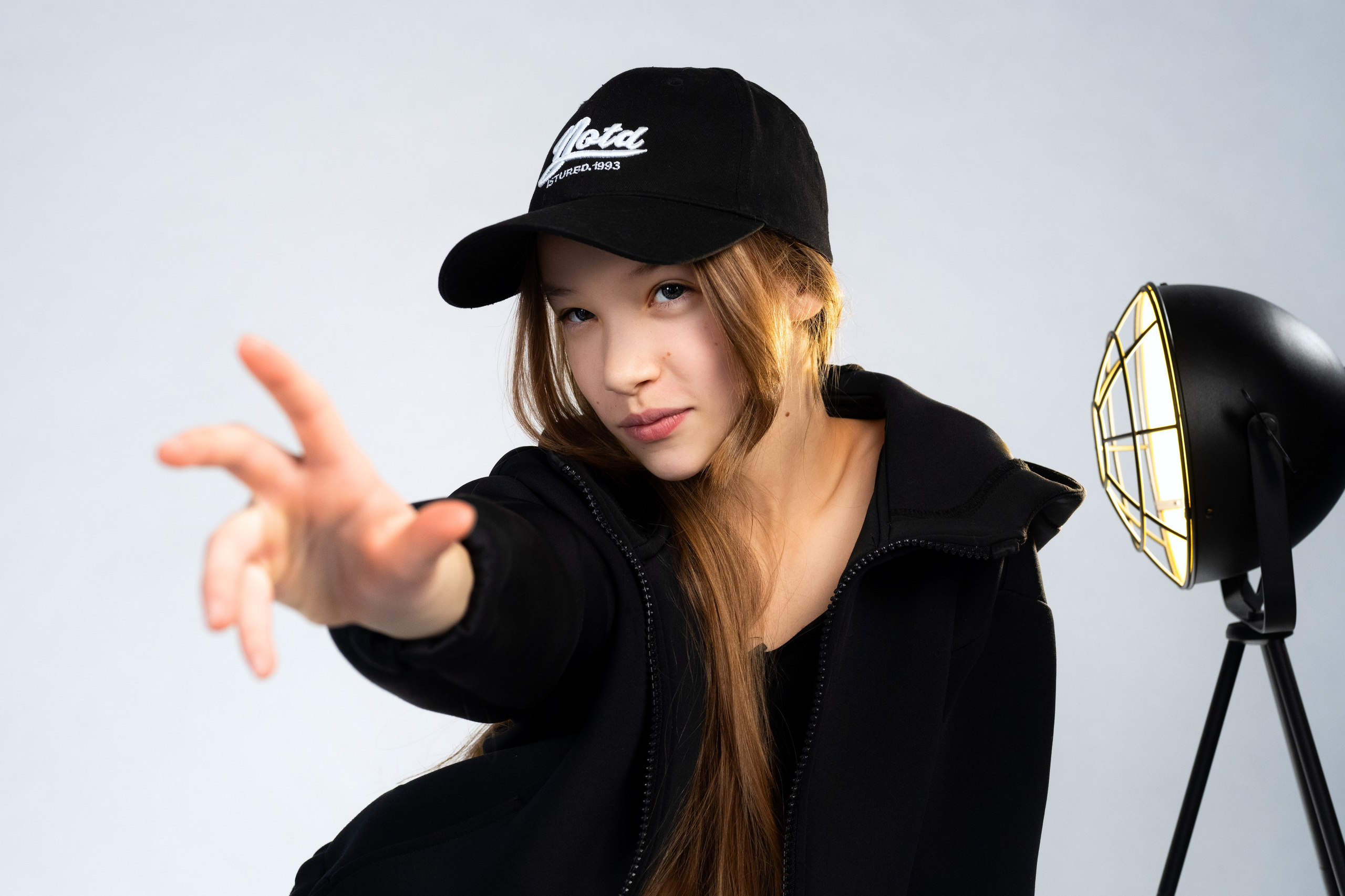 Студийная съёмка девочки в стиле Нью-Йорк