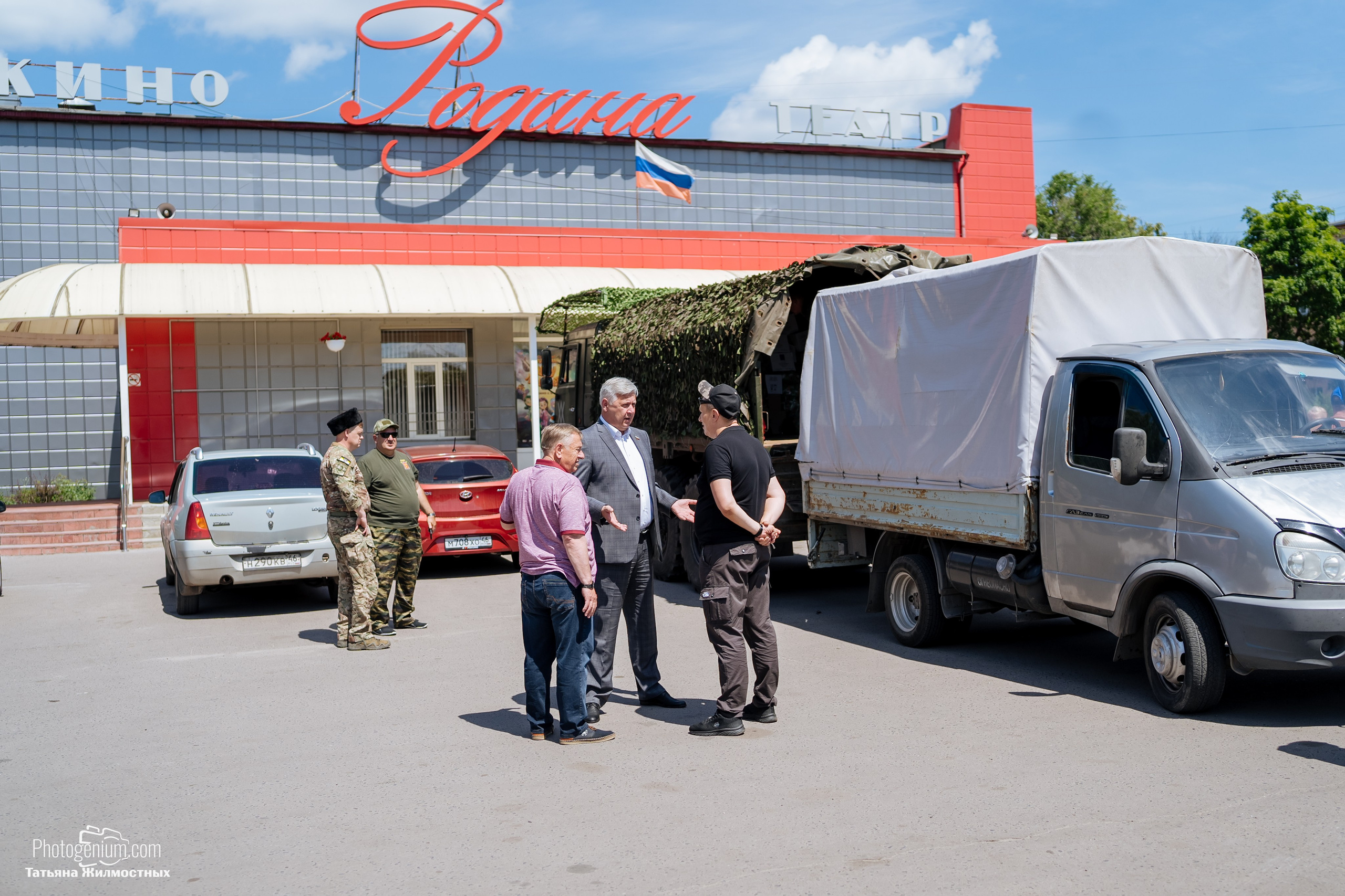 8 июня «Патриоты из Курска» сбор гуманитарной помощи у кинотеатра «Родина». Фотограф Нижний Новгород Татьяна Кейод