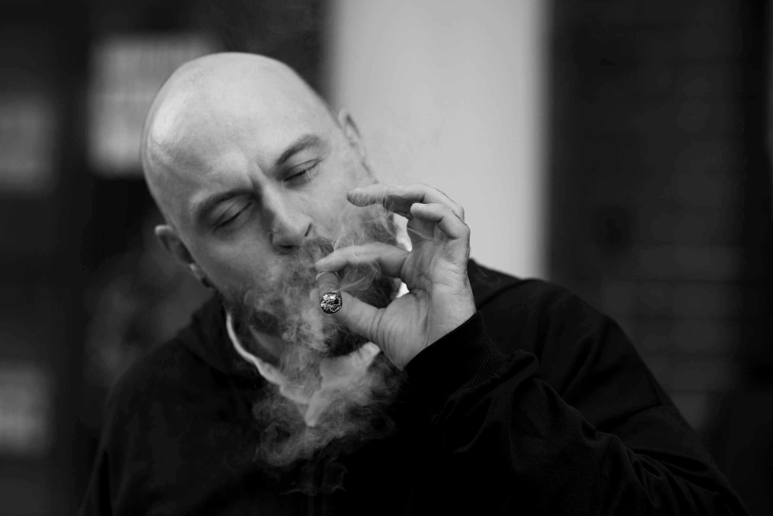 Фокус на сигаре и дым.