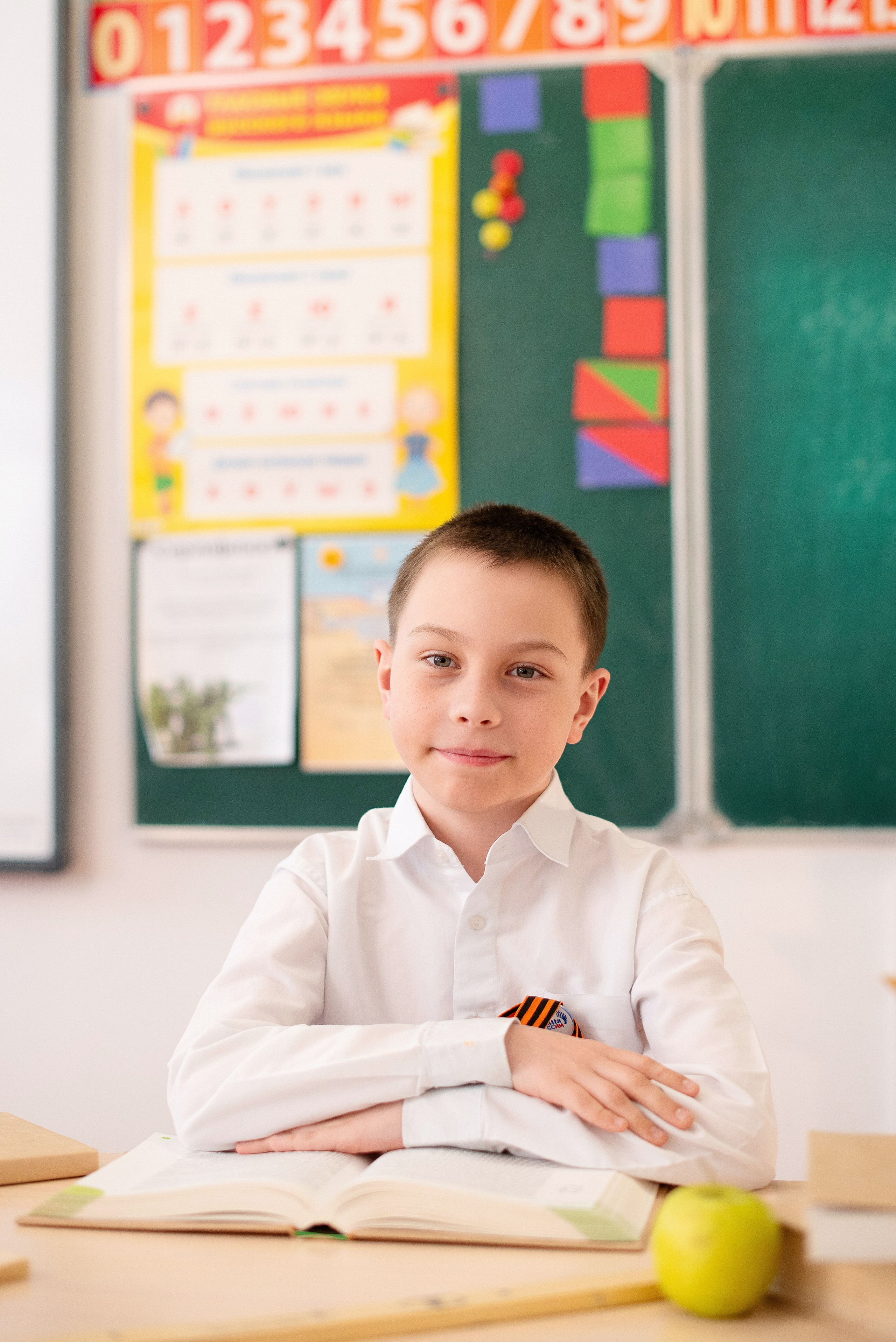 Профессиональная фотография ученика средней школы города Сургут, качественная съемка для школьного альбома, выпускник 2026 года.