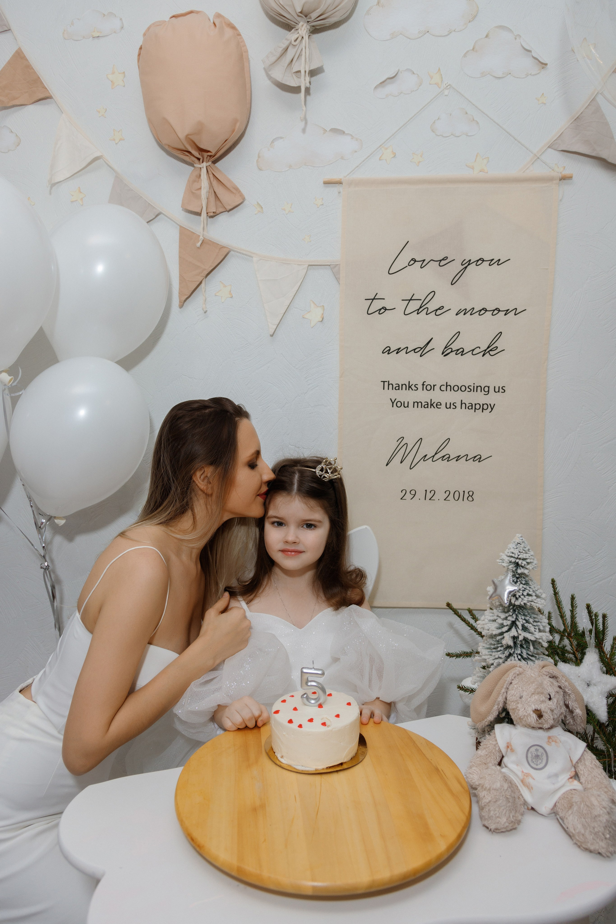 Фотосессия возле фотозоны дома. Фотограф Александра Сыщенко