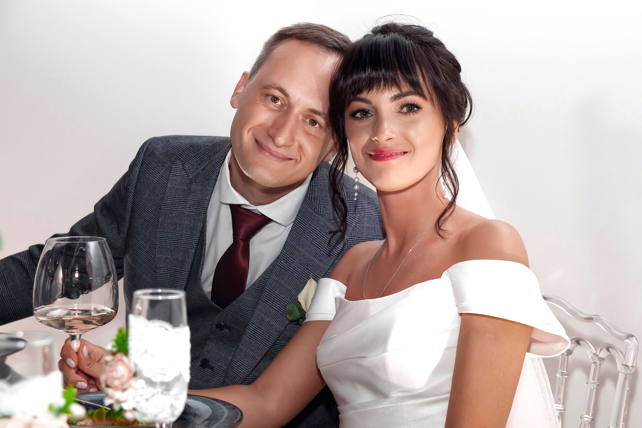 Молодые за столом в ресторане