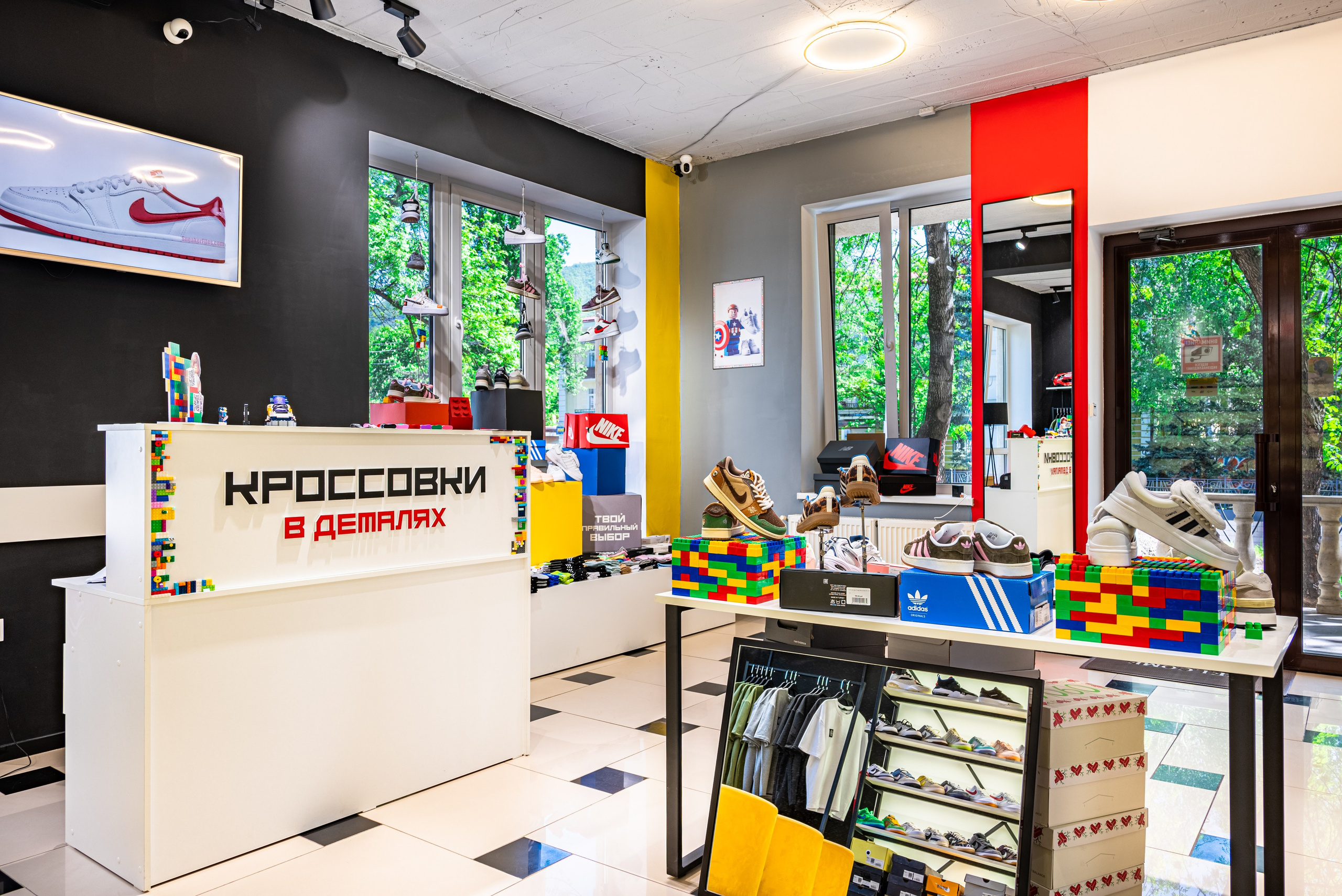 Интерьер. Магазин кроссовок. Предметный фотограф, фото для маркетплейсов Пятигорск, КМВ