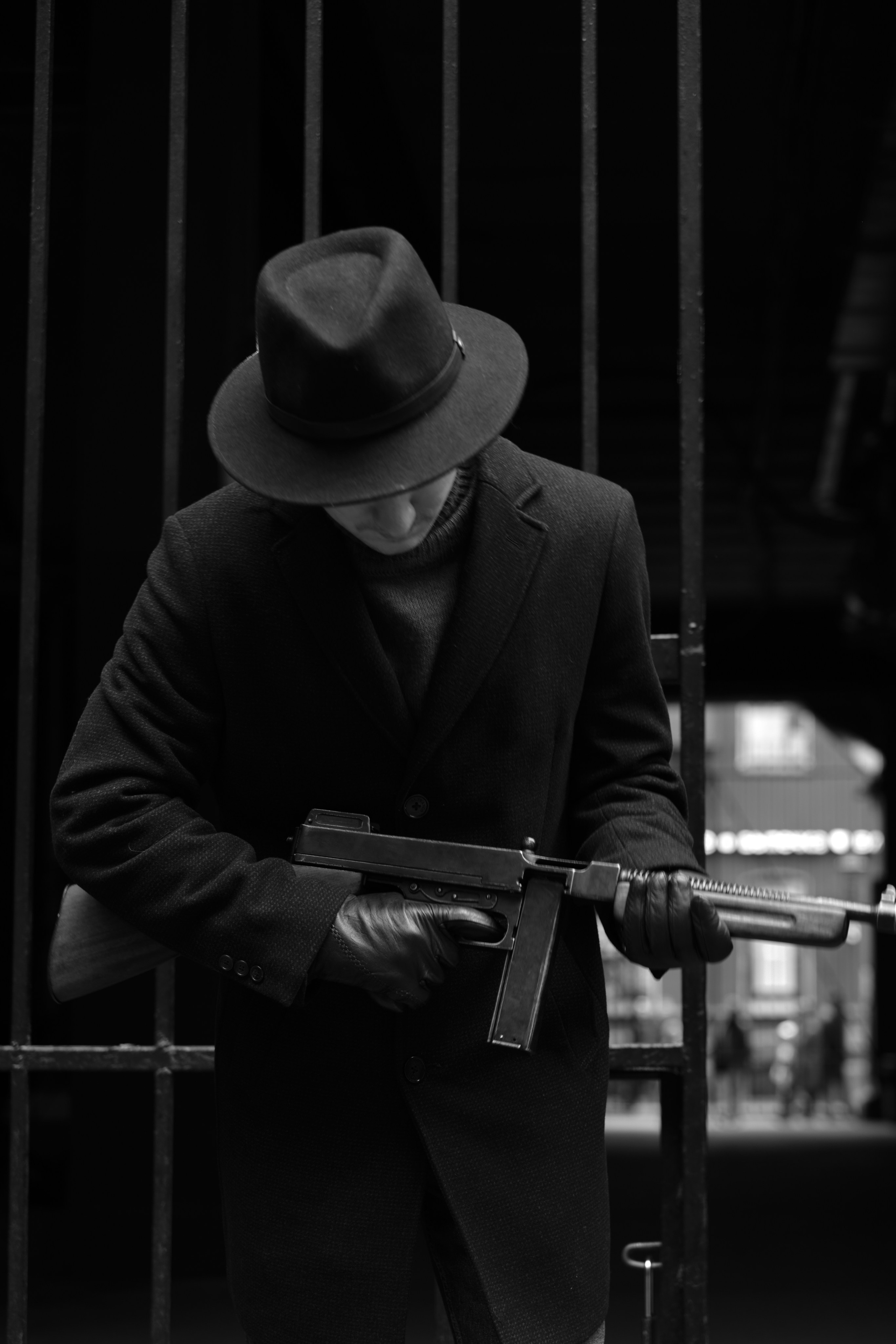 Мужчина в шляпе держит автомат Томсона 