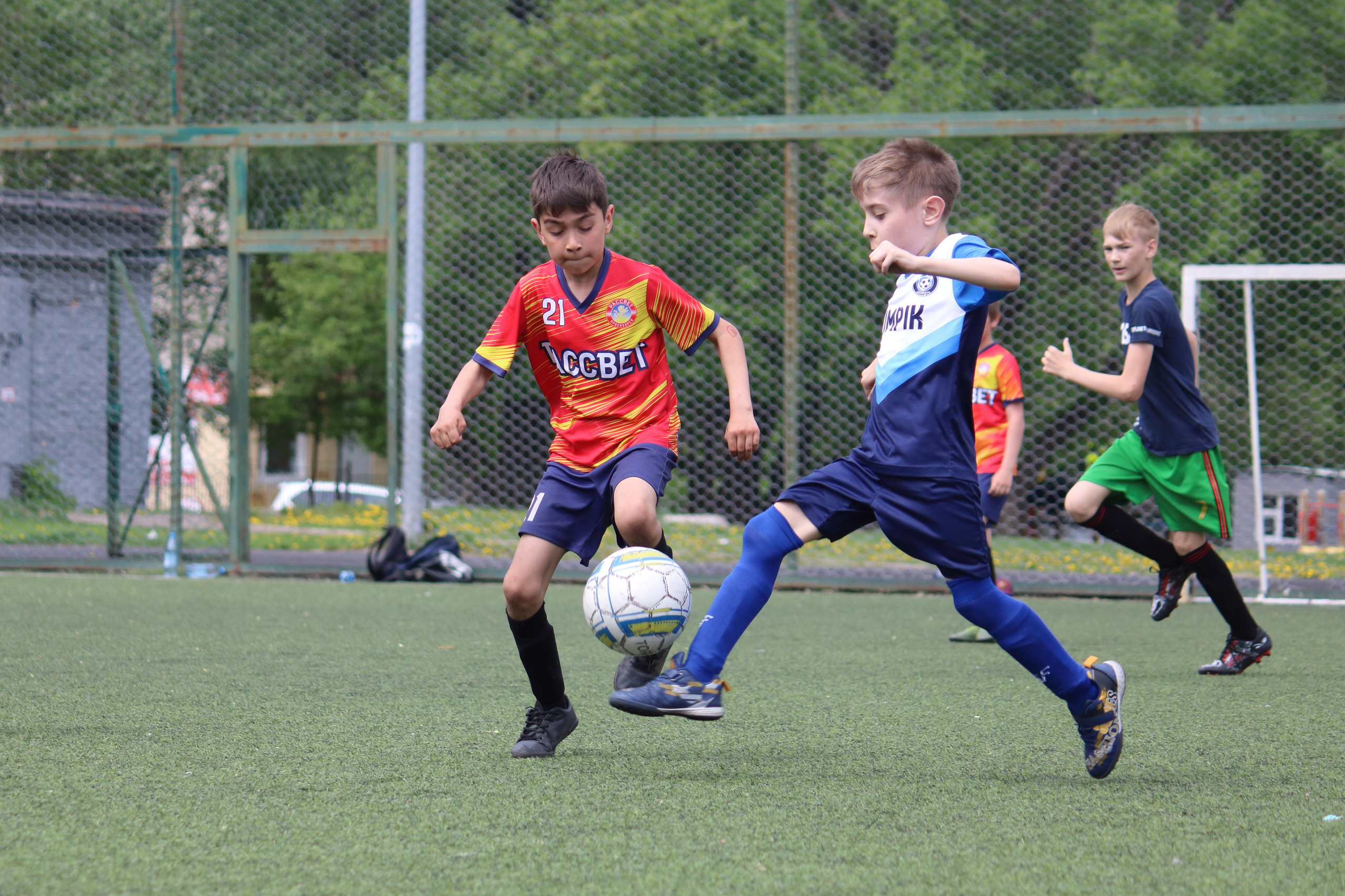 Жаркая борьба на футбольном поле