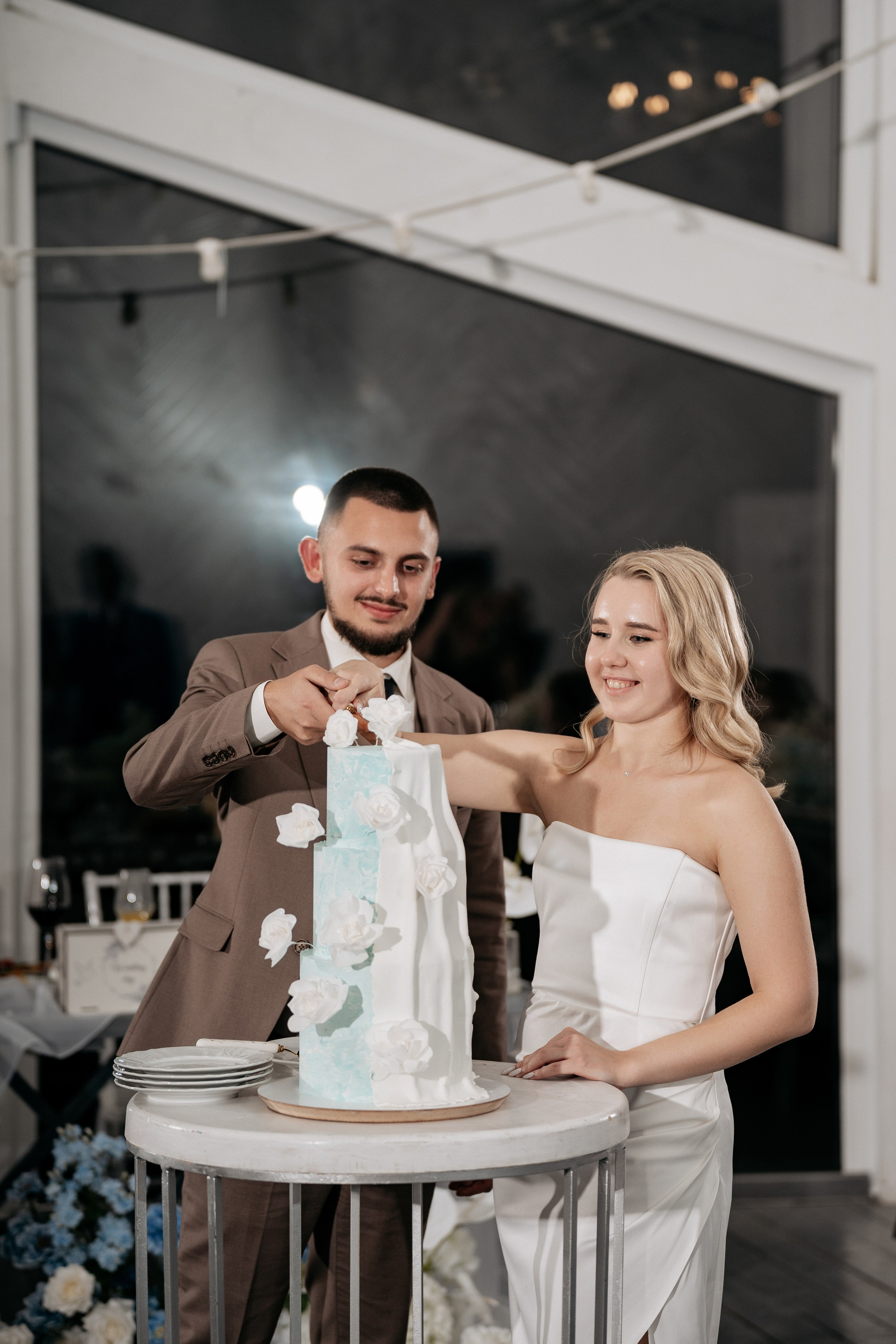 Свадебный торт на фоне моря - фото от фотографа на банкете в Геленджике.