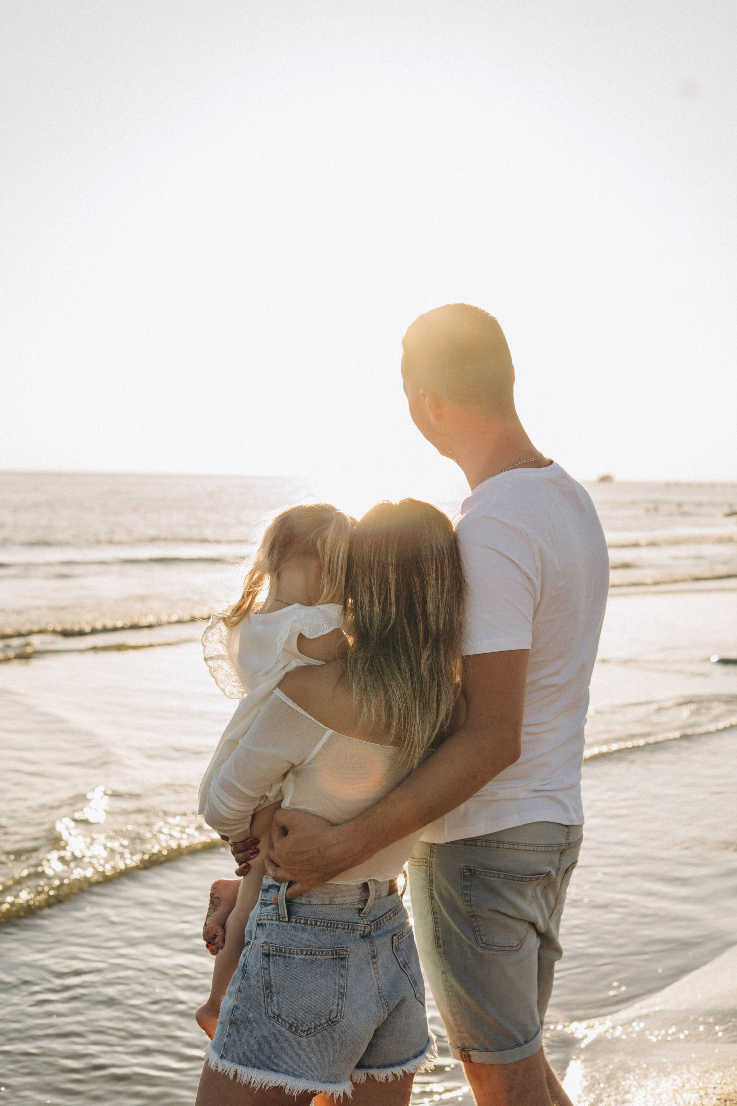 Абрау-Дюрсо: стильные семейные портреты среди виноградных лоз с бокалами местного вина