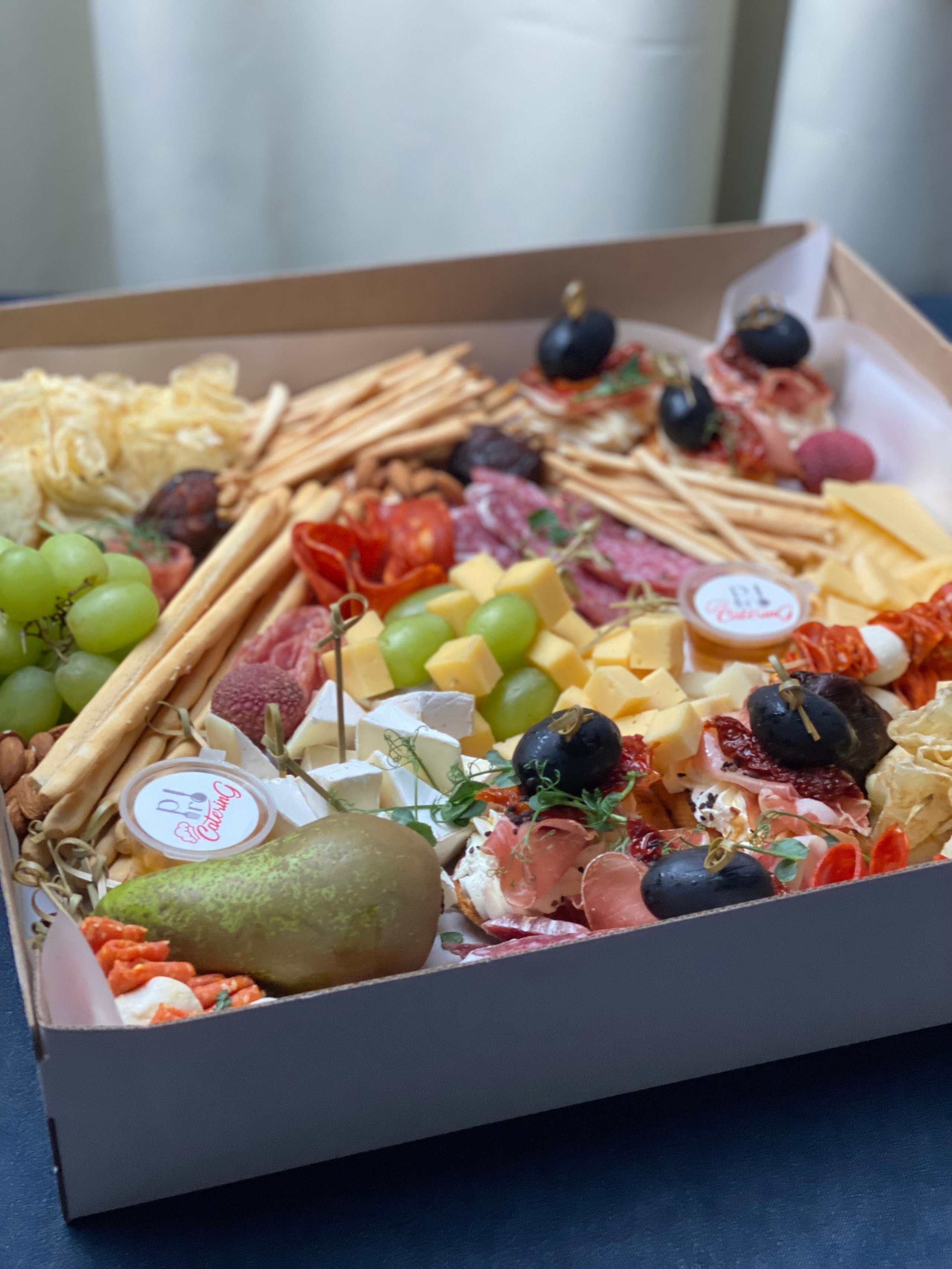 ГастроБоксы. Выездной кейтеринг, съедобные букеты, торты и сладости на заказ