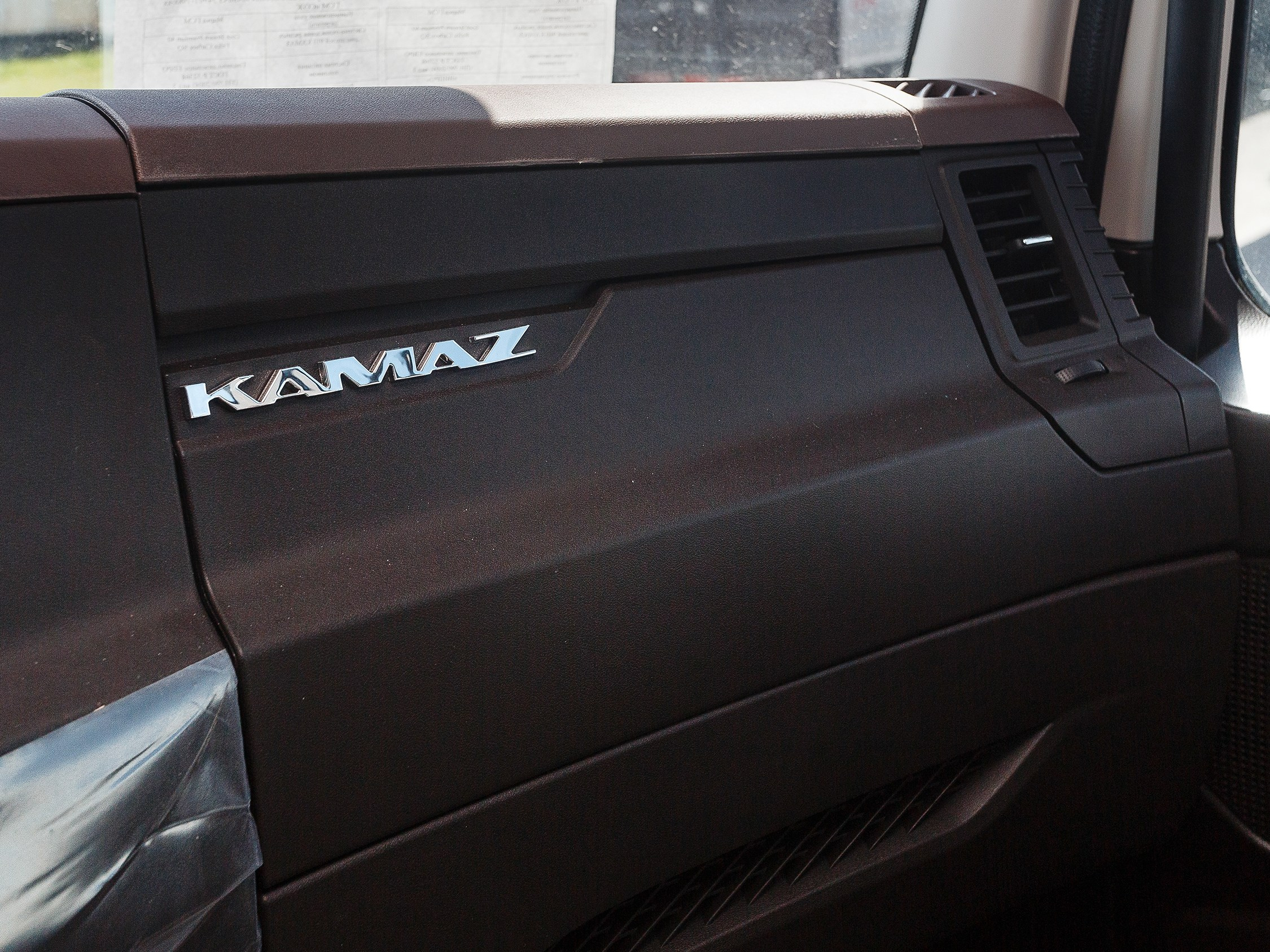 Профессиональная съёмка легковых автомобилей и большегрузов для продажи и контента. Выездная фотосессия спецтехники в Санкт-Петербурге. Репортажный фотограф Сергей Пушкин в СПб. Промышленная фотосъёмка авто. Фотограф для дилеров и производителей. 