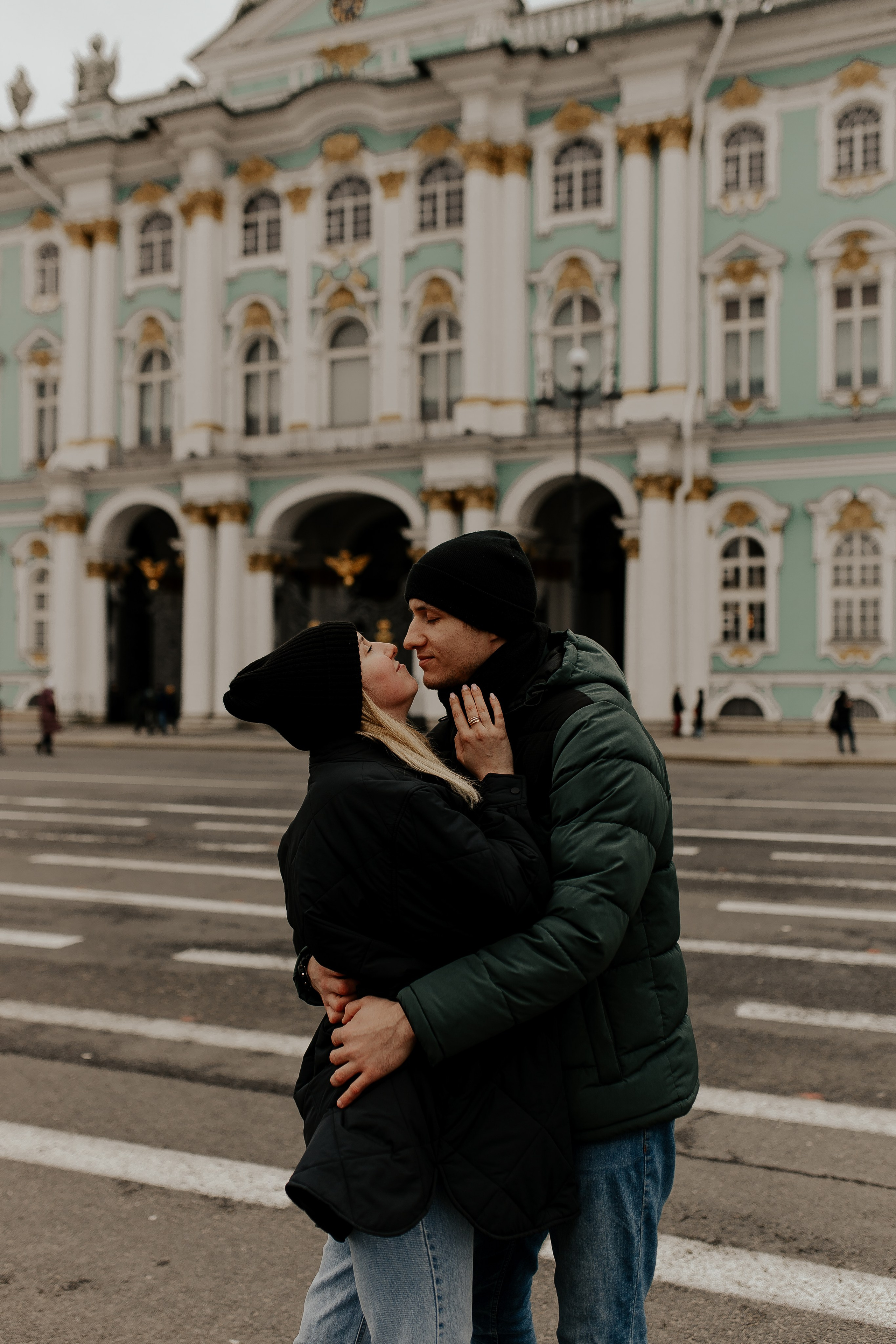 Поцелуй у Эрмитажа. Фотограф в Санкт-Петербурге Лиза Семченкова