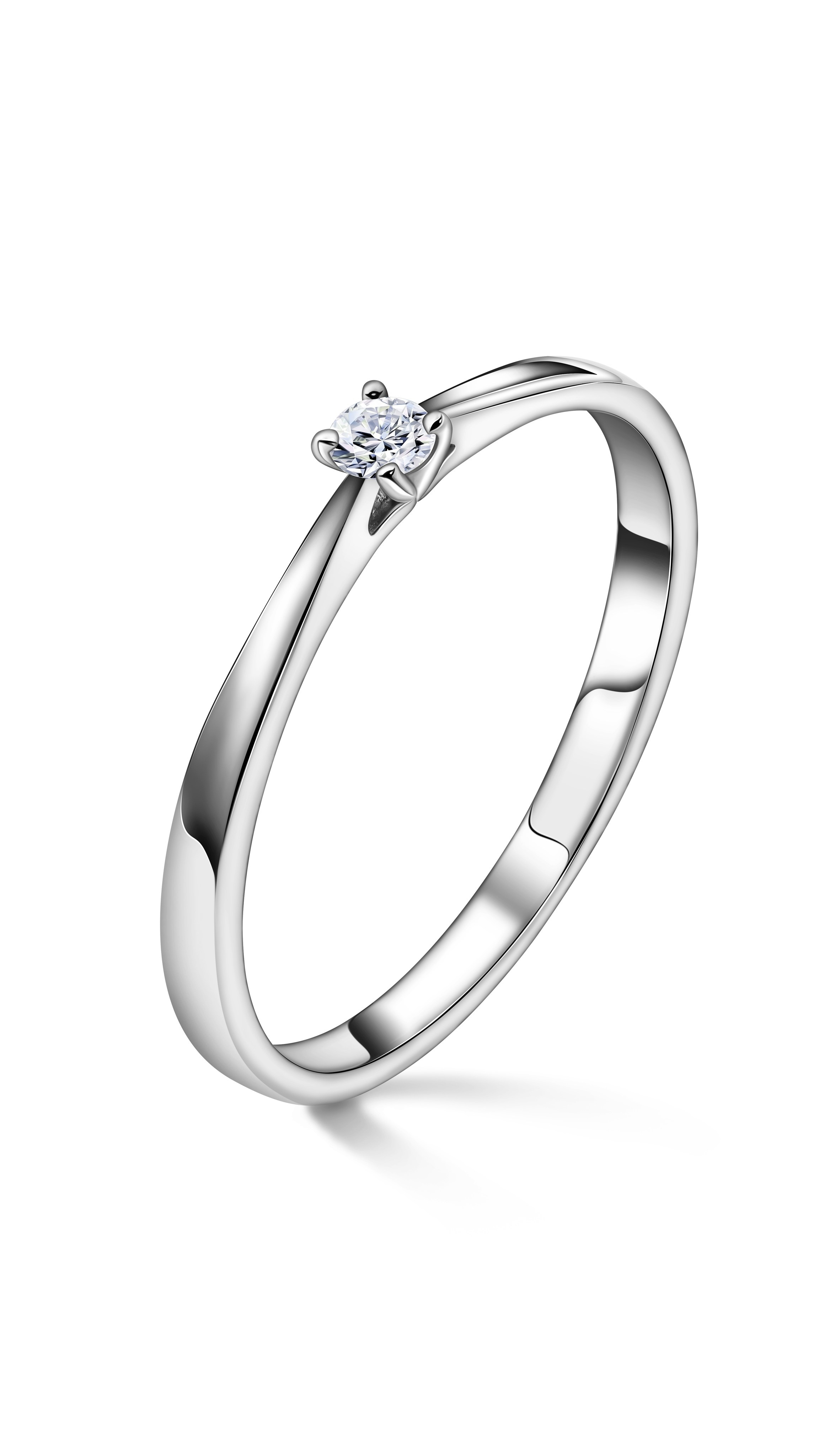 Фотосъемка помолвочного кольца на белом фоне для каталога