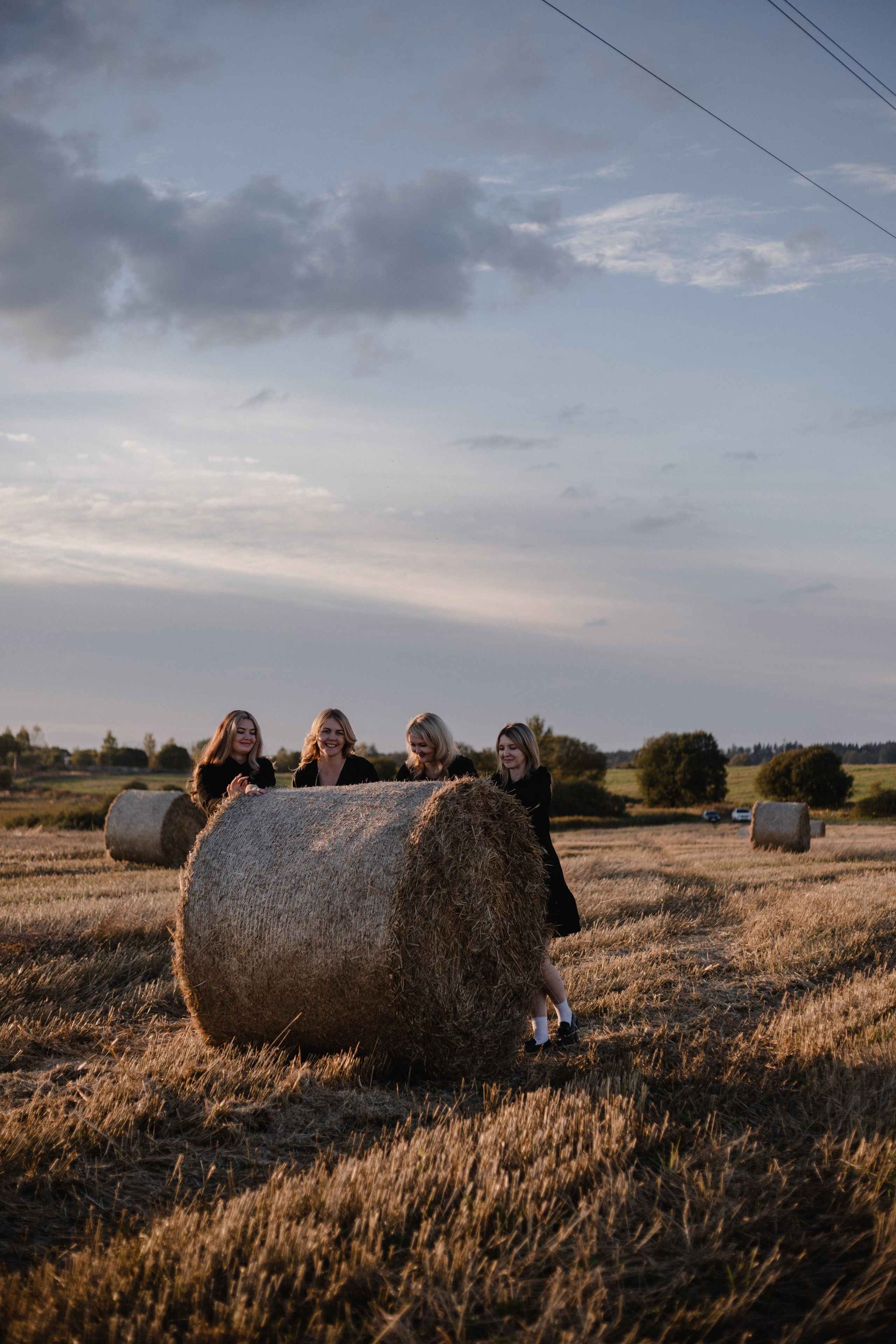 Однажды сестры в поле :)