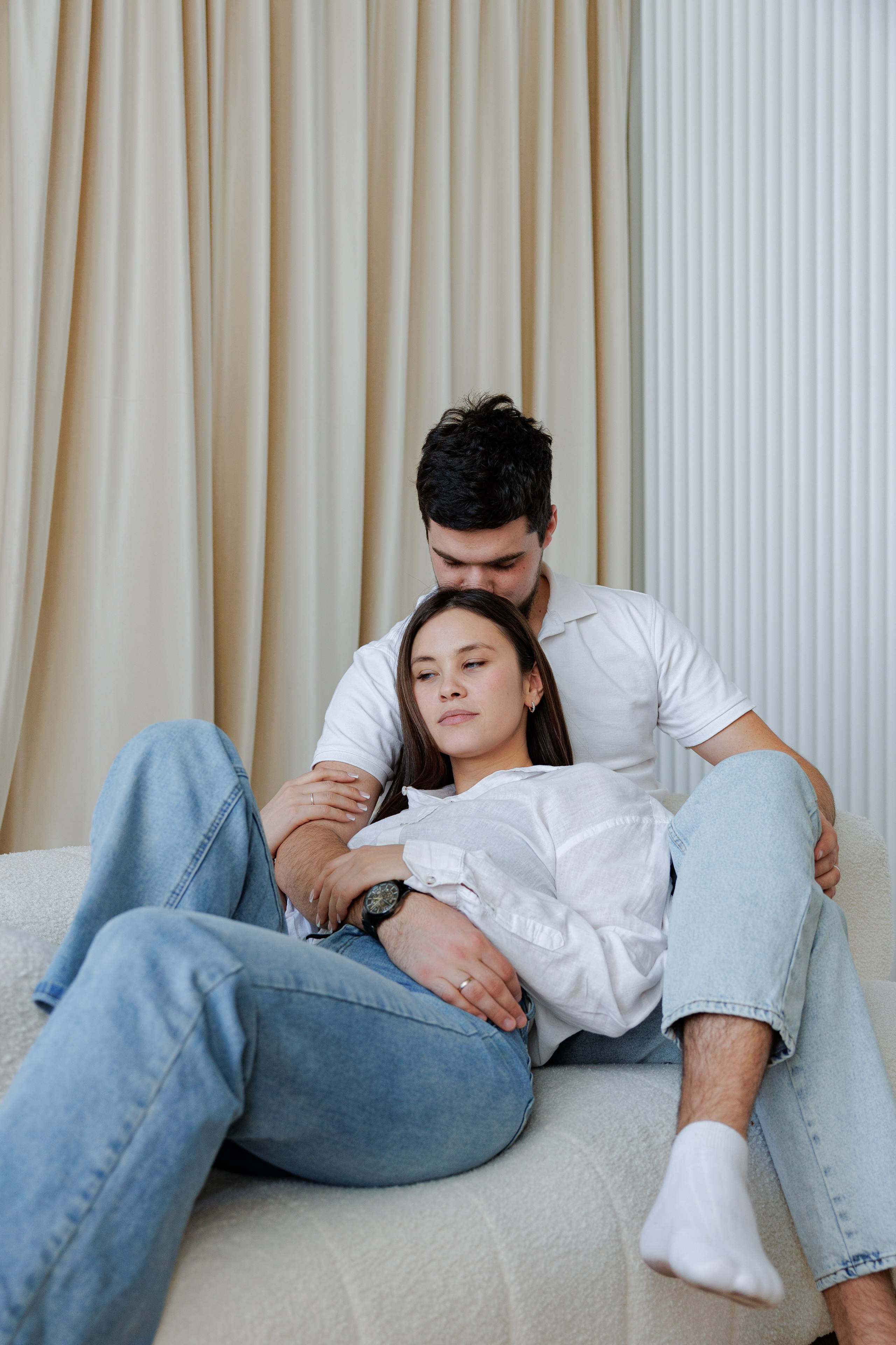 Фотосессия Love Story в Хабаровске: влюбленная пара в светлой интерьерной студии. Нежные объятия на диване, лайфстайл съемка для двоих