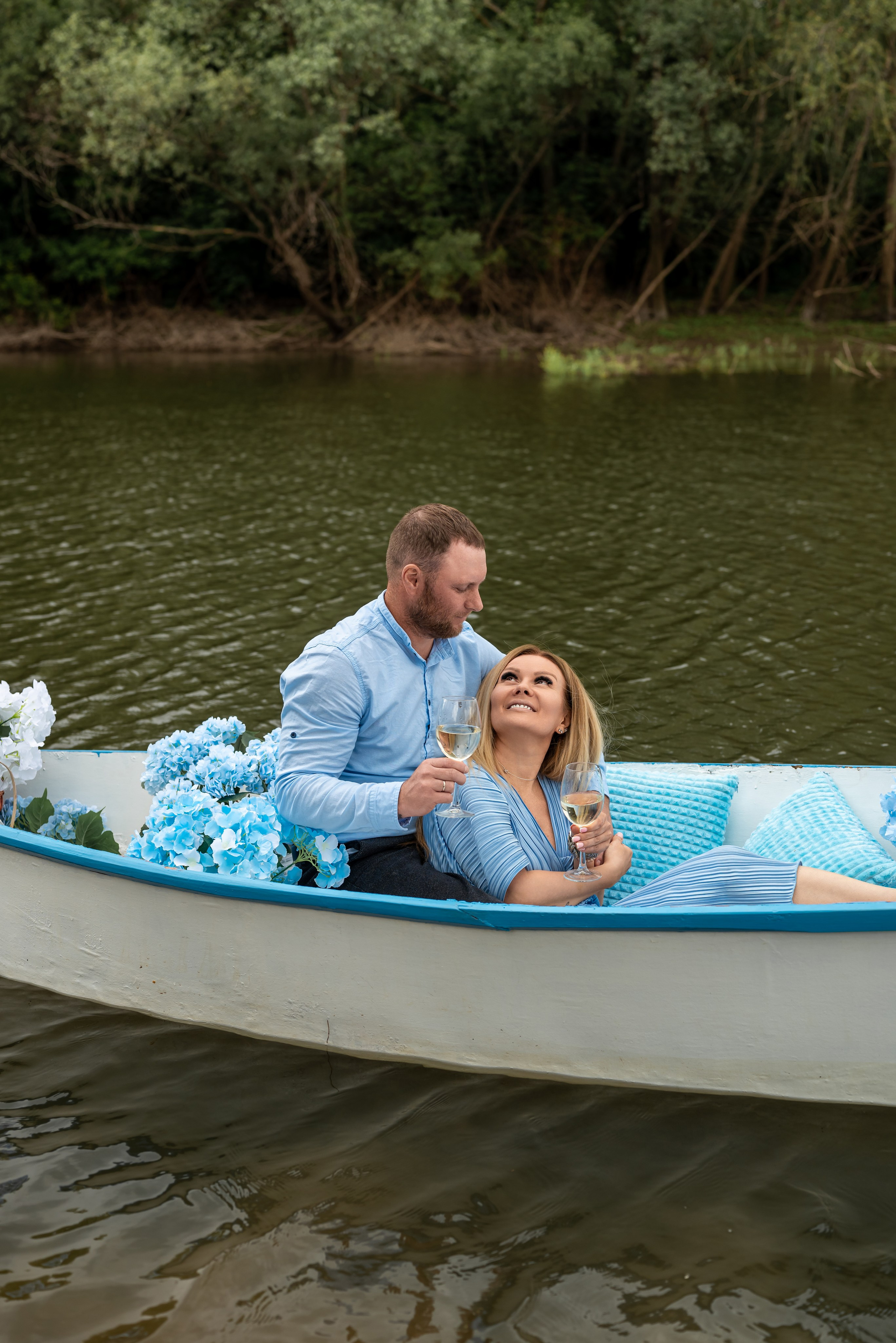 Фотопроект на лодке с голубыми гортензиями. Фотограф в городе Салават