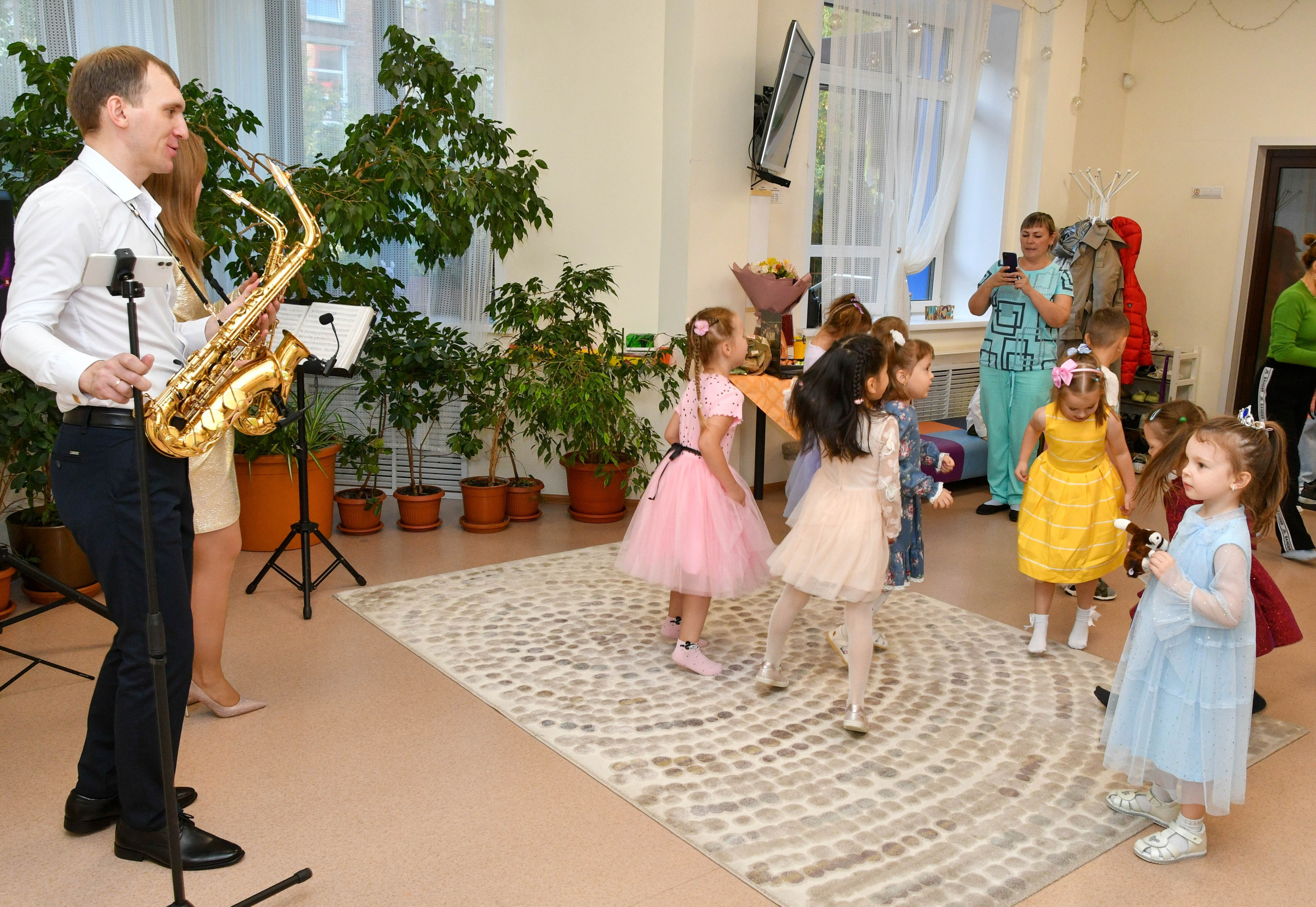 2023 г. День дошкольного работника и прогулка. Репортажный и детский фотограф в Новосибирске