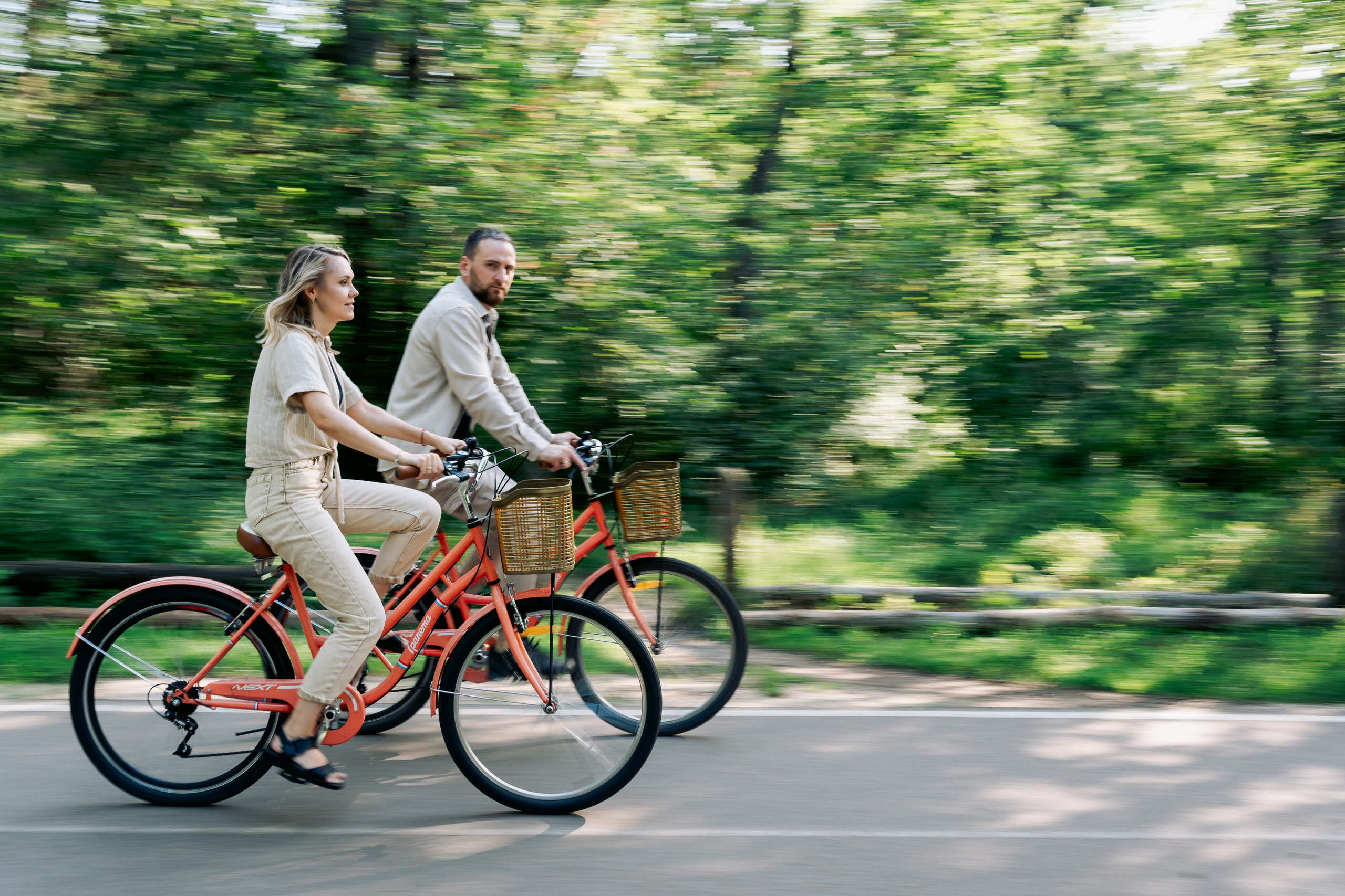Пара катается на велосипедах в парке Олимпик в Воронеже