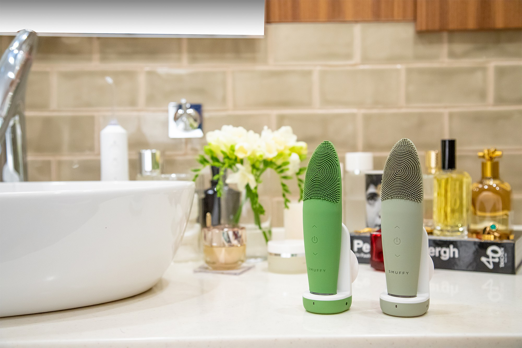 Массажер для лица смуффи в интерьере зеленый и серо-зеленый