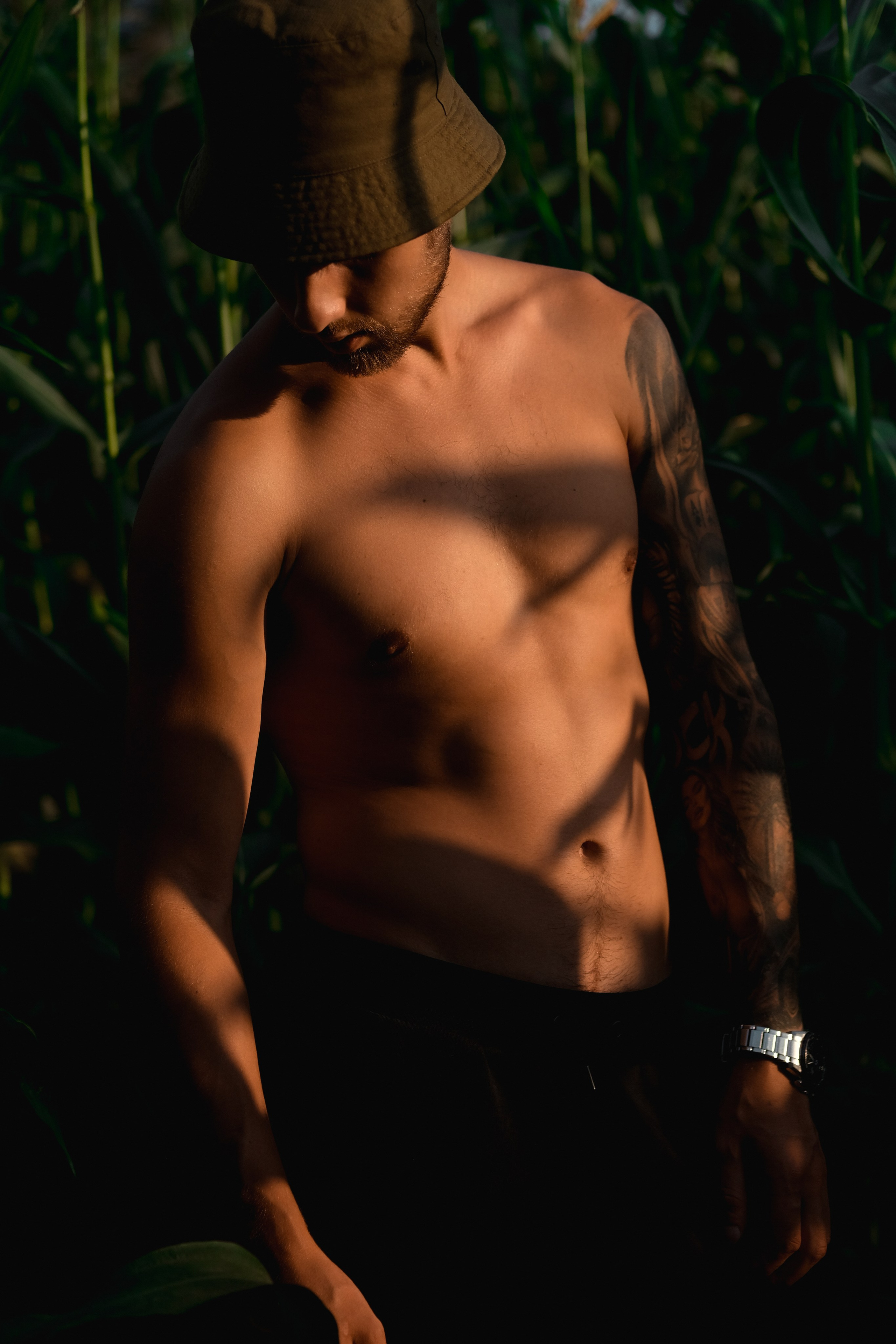 Голый мужчина в кукурузном поле. Фотограф и контентмейкер Света Лето | Москва, МО