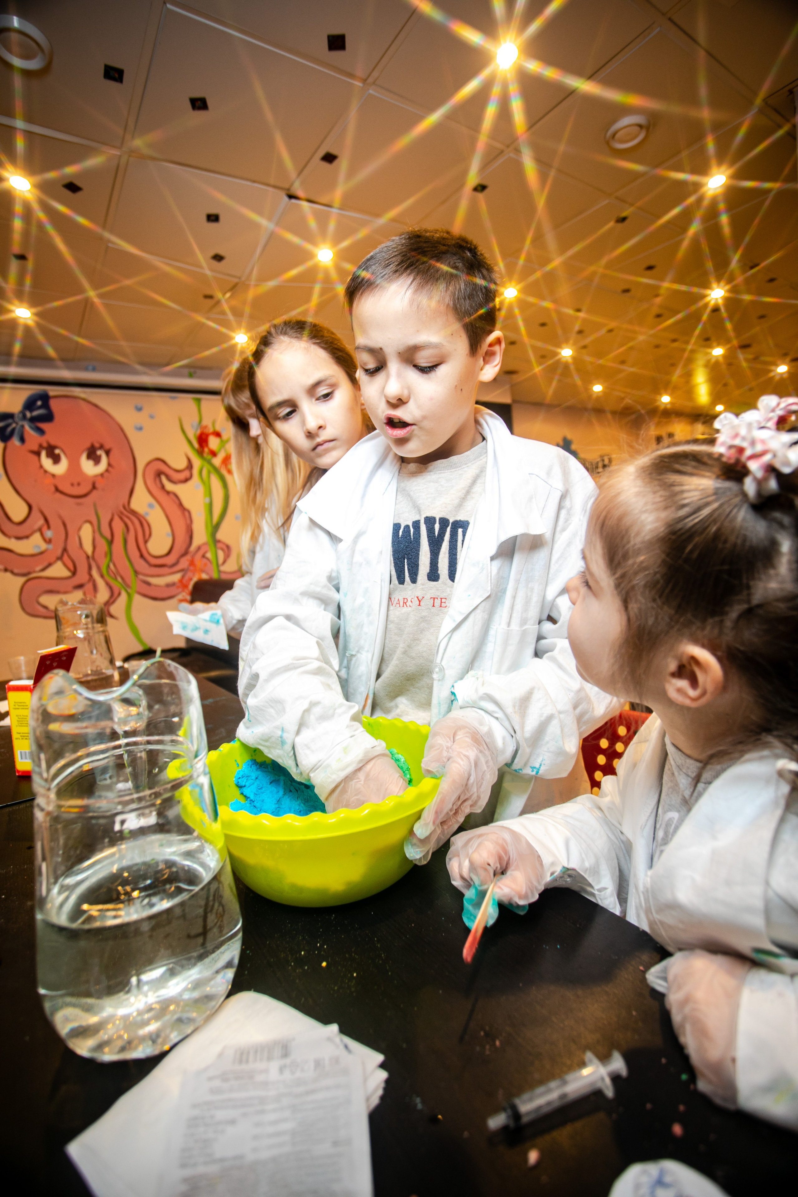 kogan.studio - дети на дне рождение проводят эксперименты 