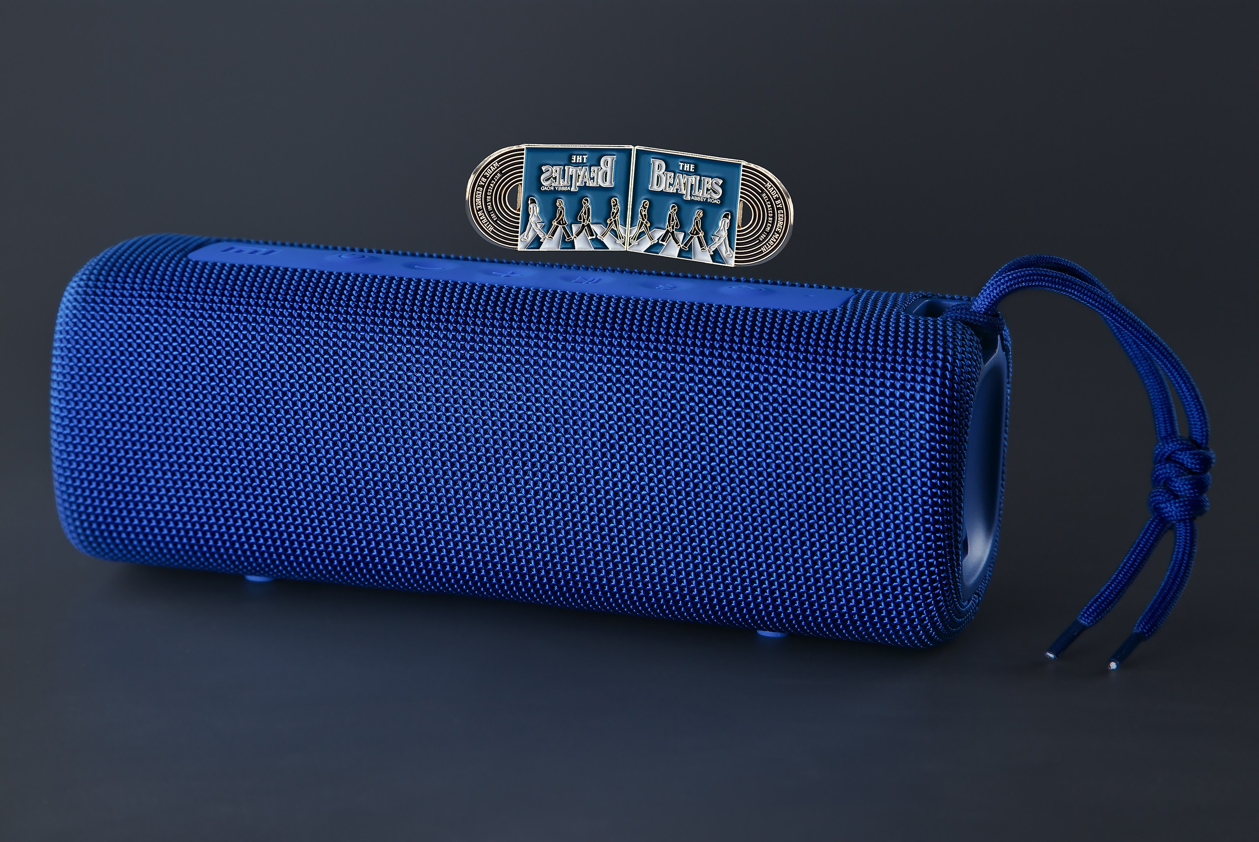 Bluetooth колонка на сером фоне предметное фото