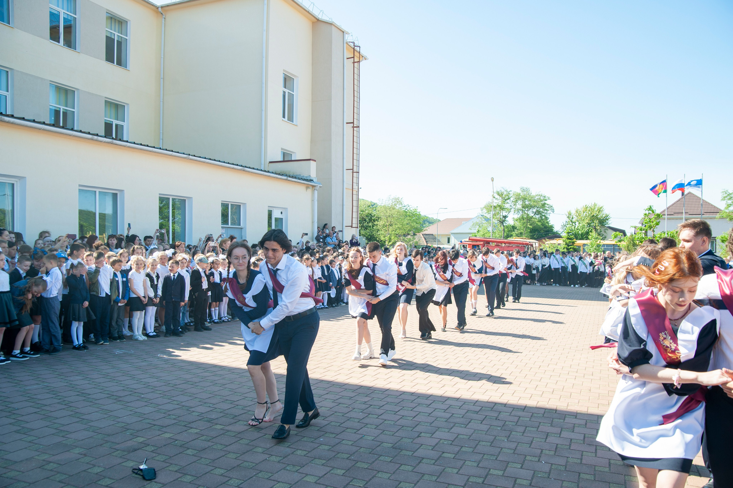 Последний Звонок МАОУ СОШ № 17 им. Эдуарда Есаяна — Архипо-Осиповка. Свадебный и семейный фотограф Денис Лукьянов в Краснодаре, Краснодарском крае и Республике Крым