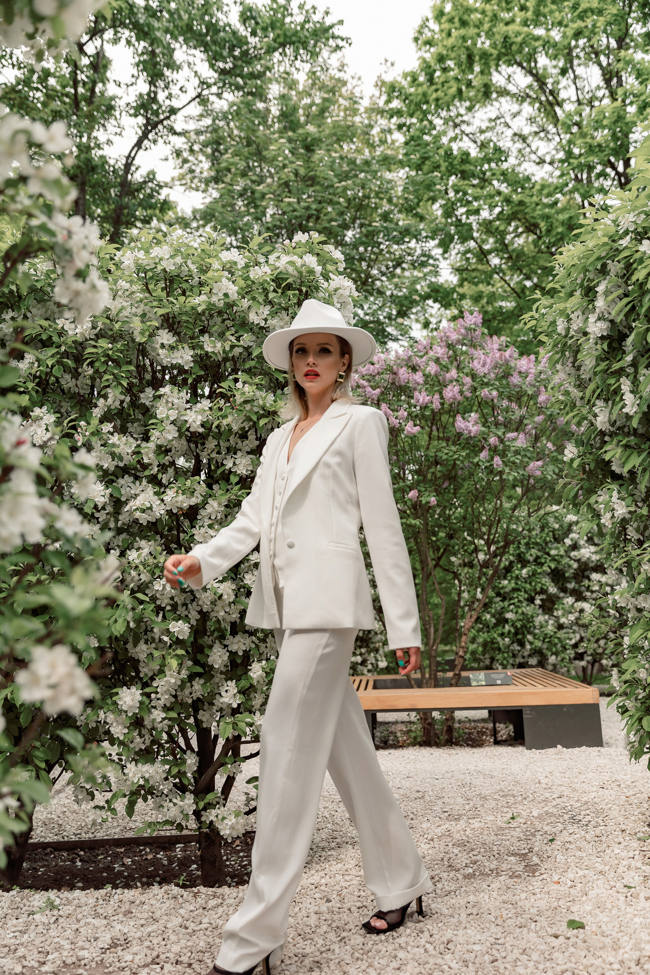 Портретная фотосессия Даши среди яблонь. Свадебный фотограф Москва