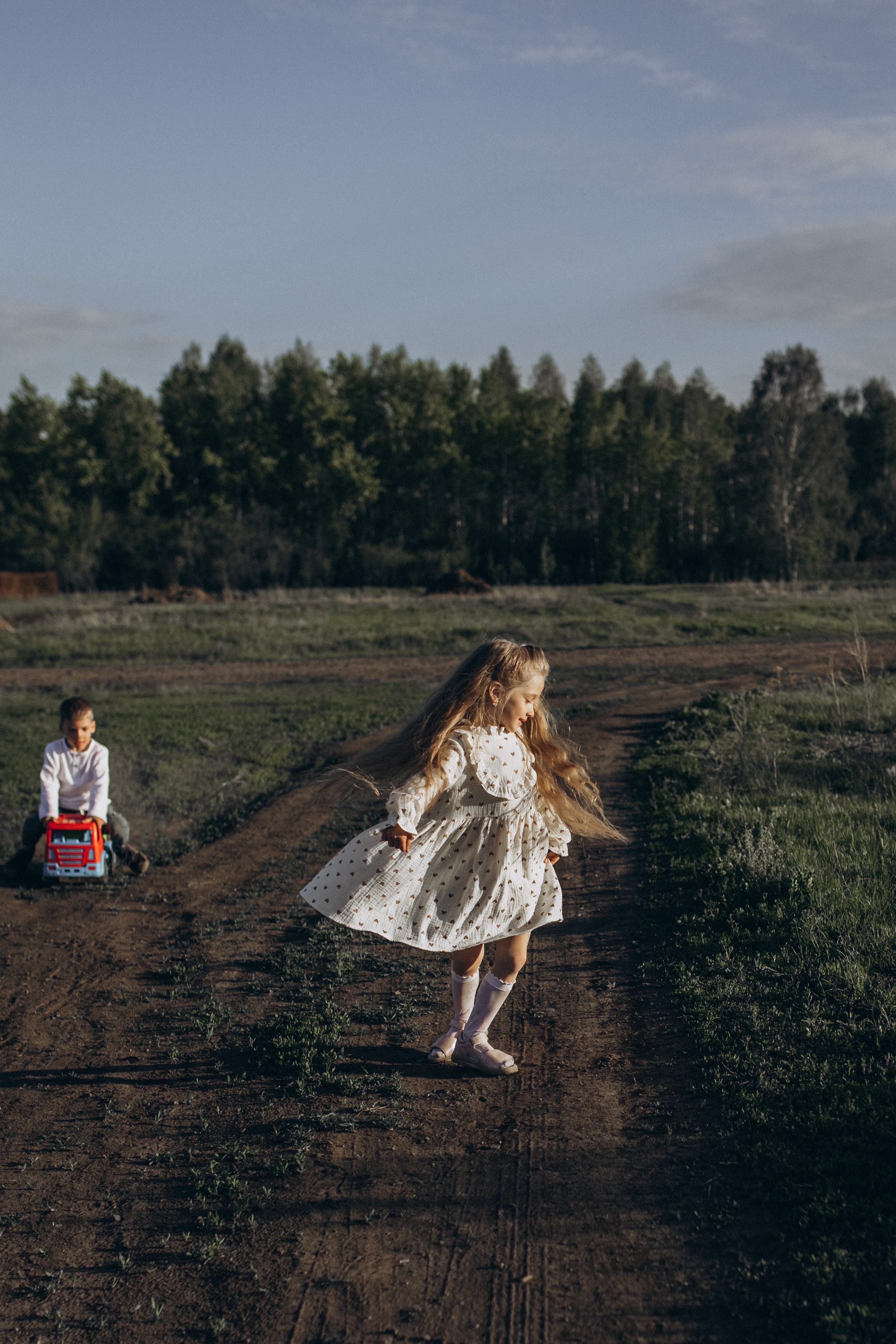 Саша, Миша, Вера и Вика летняя прогулочная съёмка. Семейный фотограф lifestyle в Новосибирске Елена Шпилевая