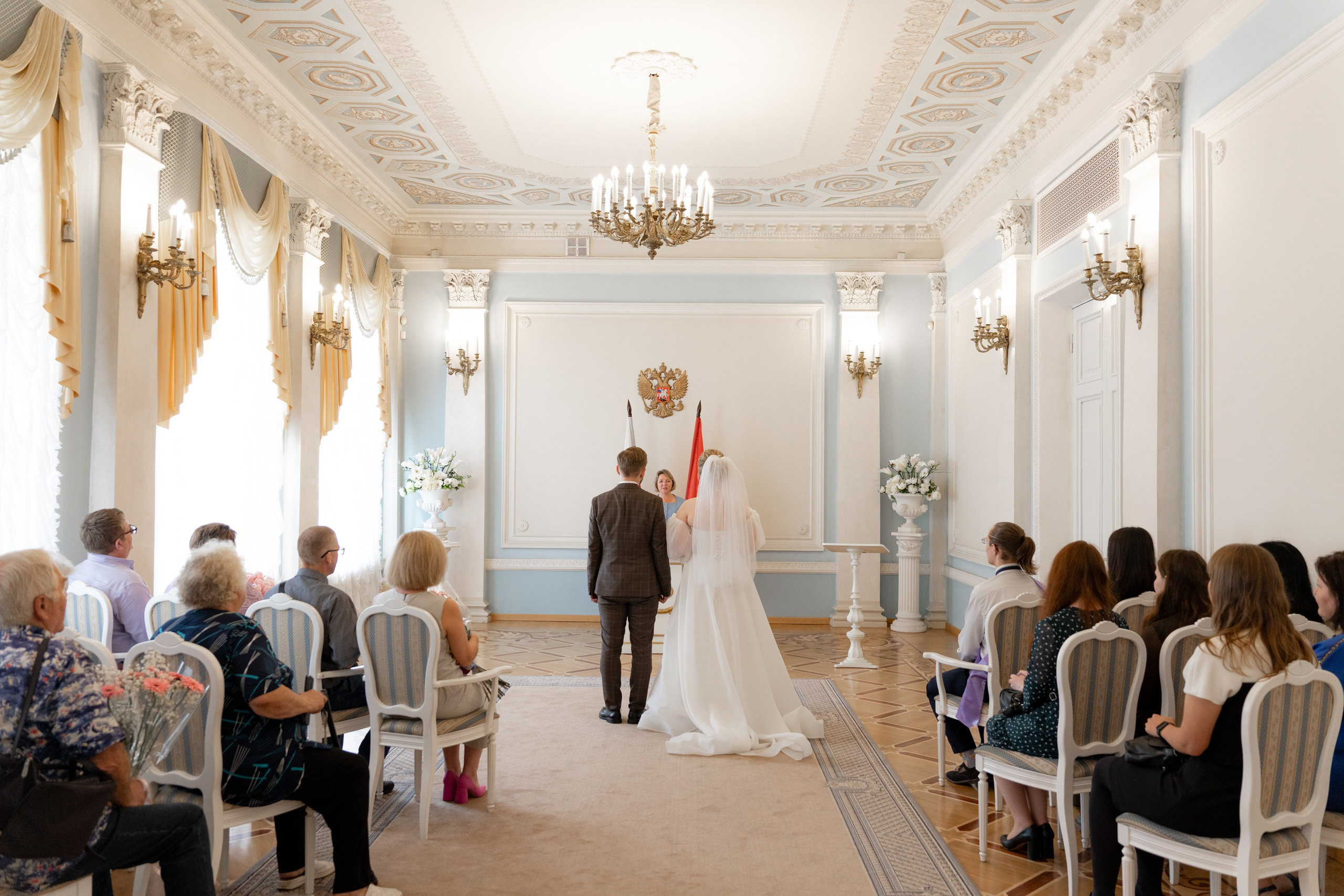 молодожены в зале регистрации в кировском загсе