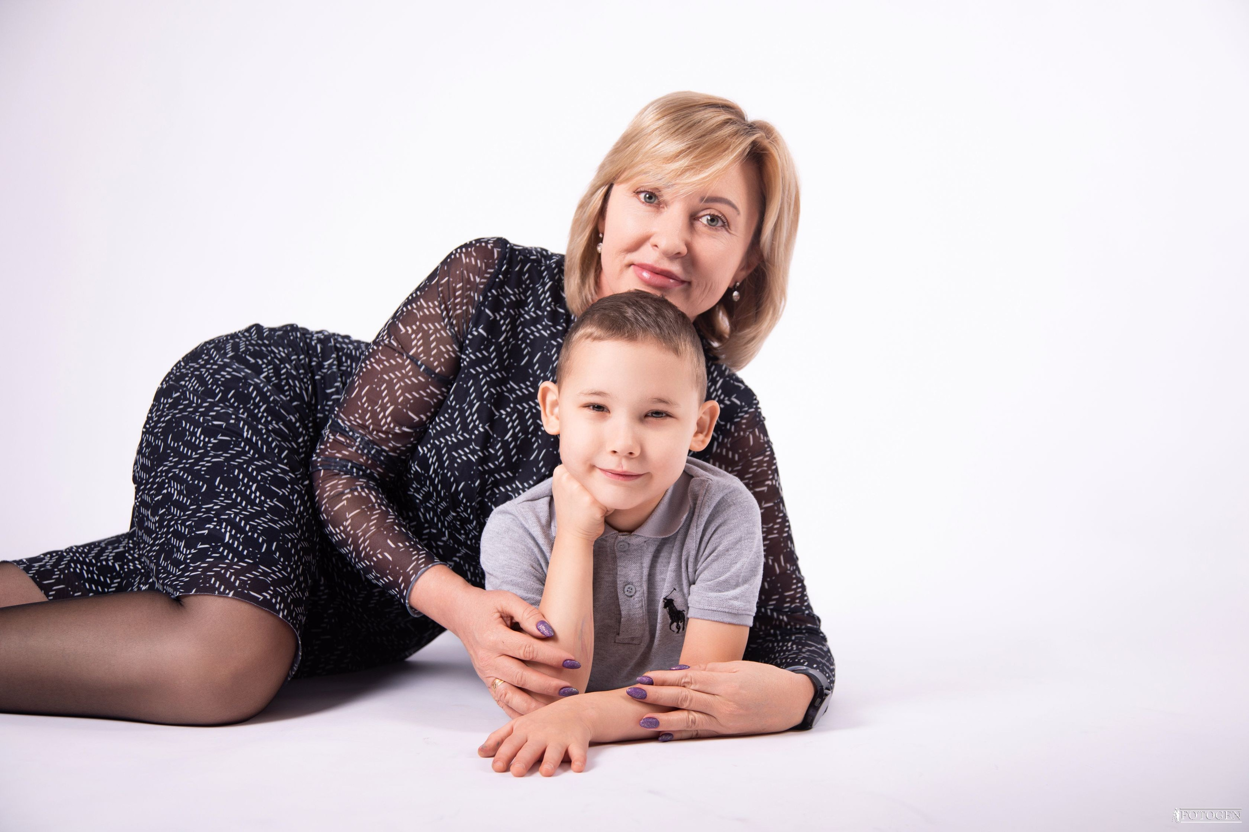 Семейная фотосессия: мама с детьми | Портфолио Fotogen. Интерьерная фотостудия FOTOGEN г. Краснодар