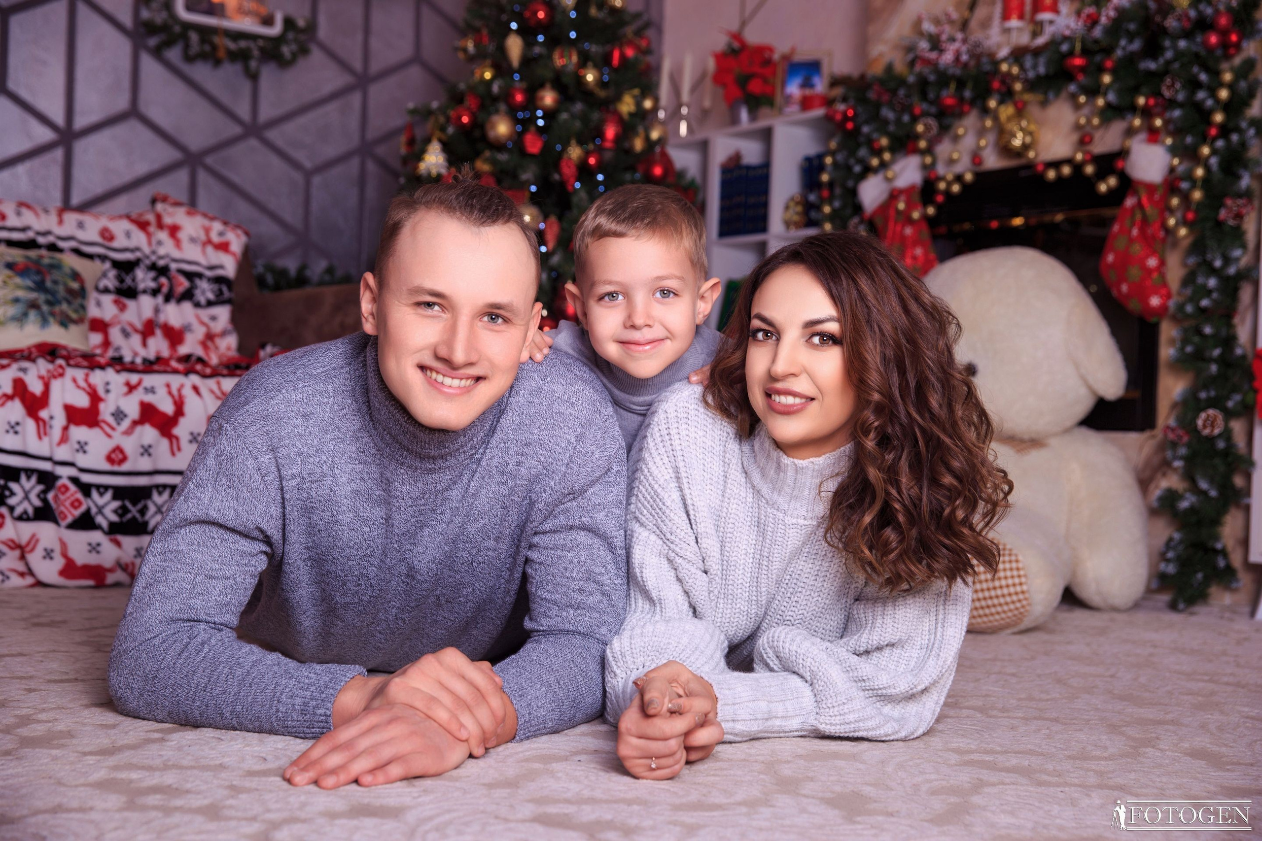 Семейная фотосессия: мама, папа и малыш | Портфолио Fotogen. Интерьерная фотостудия FOTOGEN г. Краснодар