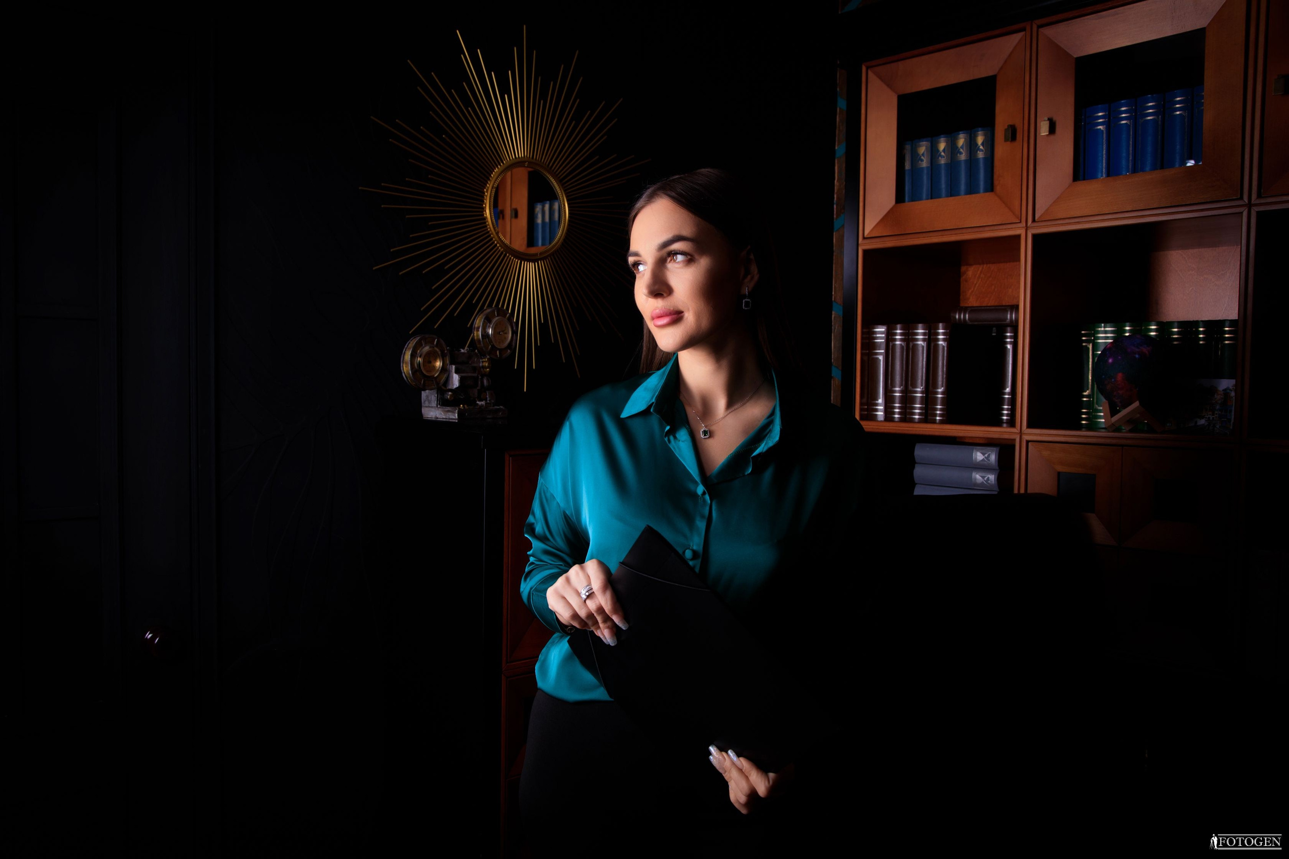 Женский деловой портрет | Бизнес фотосессии от Fotogen. Интерьерная фотостудия FOTOGEN г. Краснодар