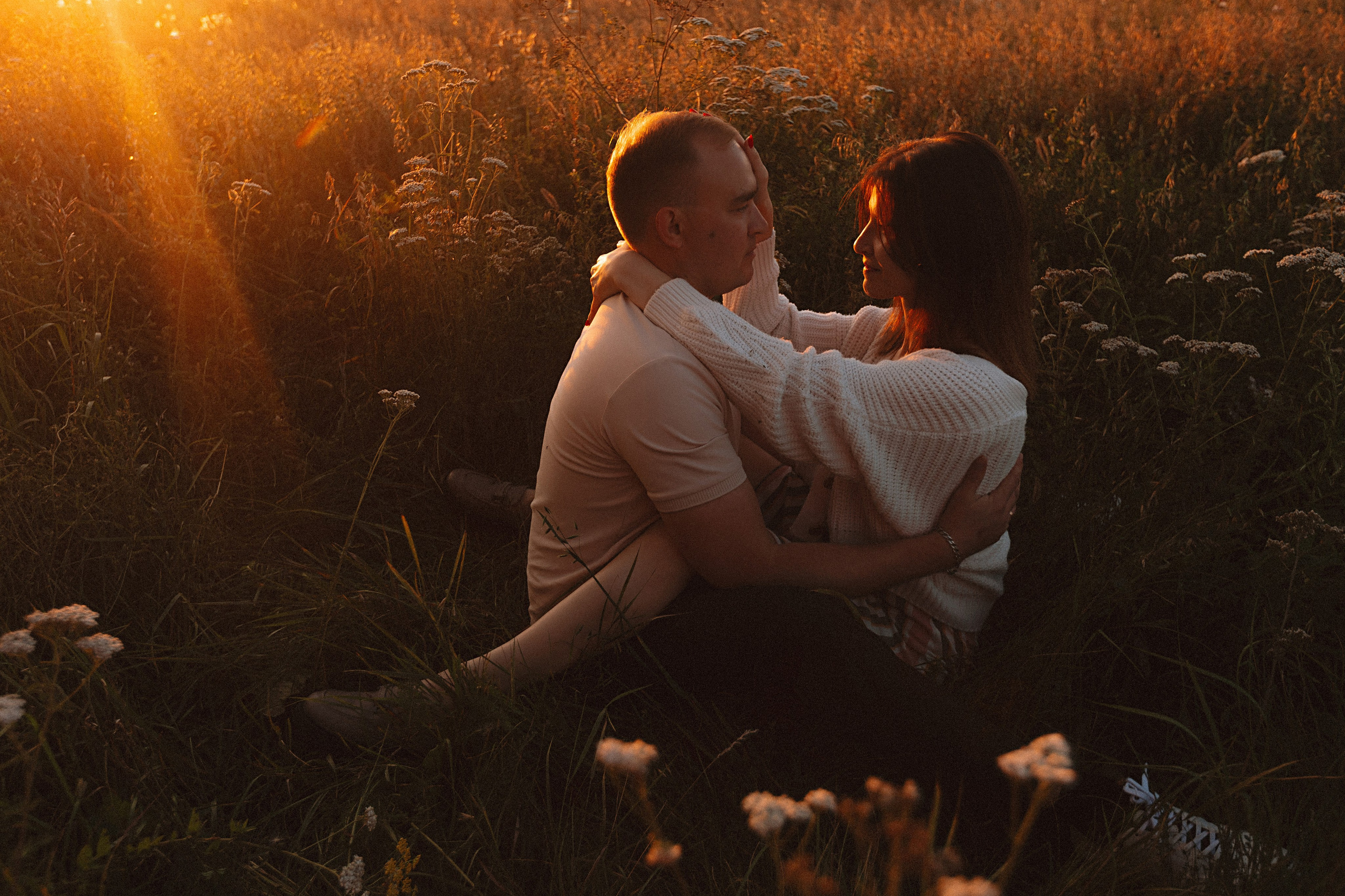 Поле love story на закате. Семейный фотограф Тюмень, фотограф на роды Салмина Мария