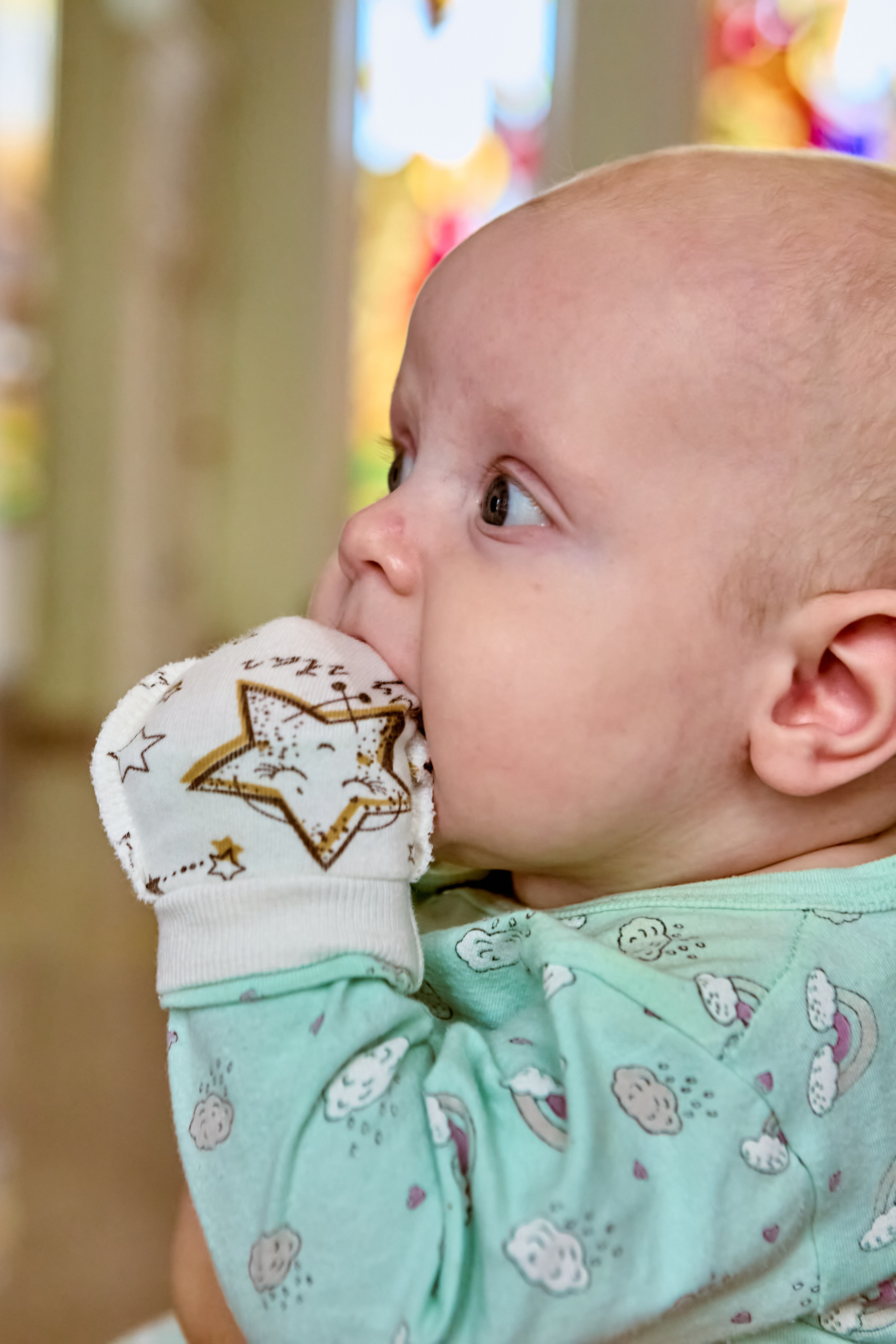 Крестины в Дзержинске — живые портреты младенца и семьи, наполненные Божьей благодатью. Фотограф Крещения и Венчания Николай Голованов.