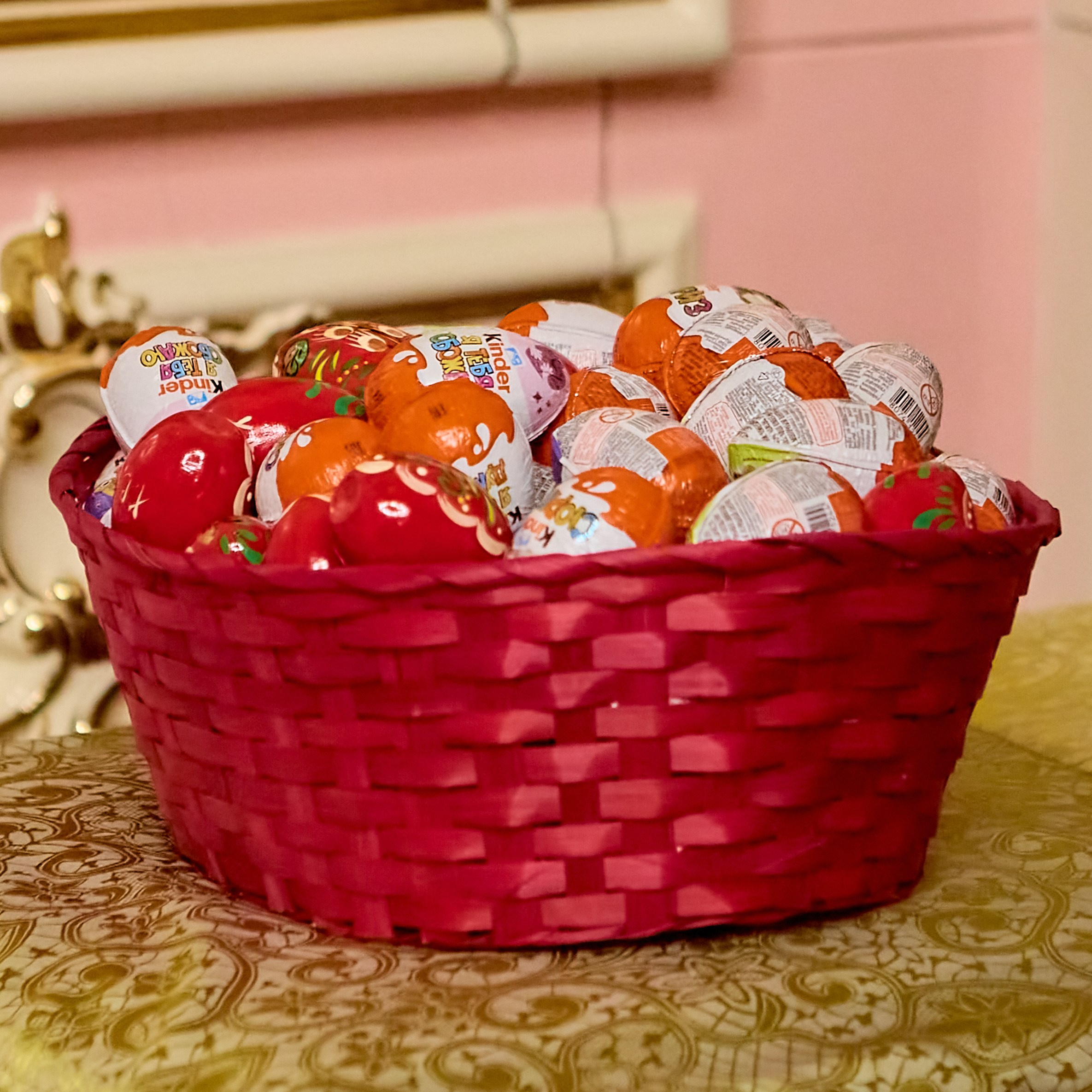 Пасхальные яйца для детей. Православный портретный Фотограф Николай Голованов