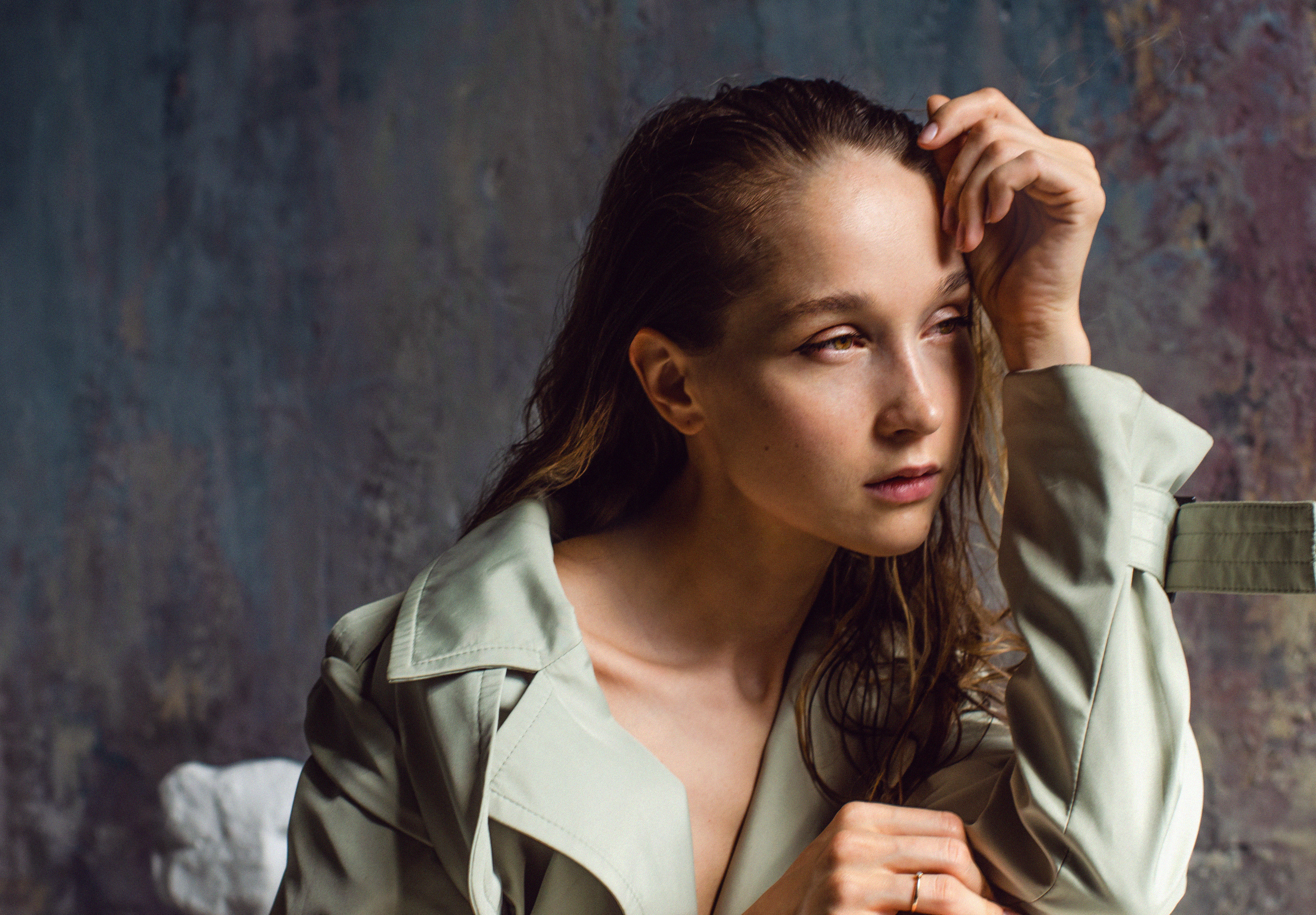 Maria in studio -minimalism. Family, portrait, content photo in Costa Rica Evgeniya Besprozvannykh