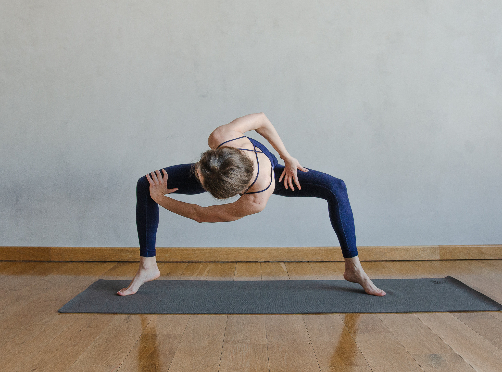 Studio photo session for yoga teacher Elena. Family, portrait, content photo in Costa Rica Evgeniya Besprozvannykh