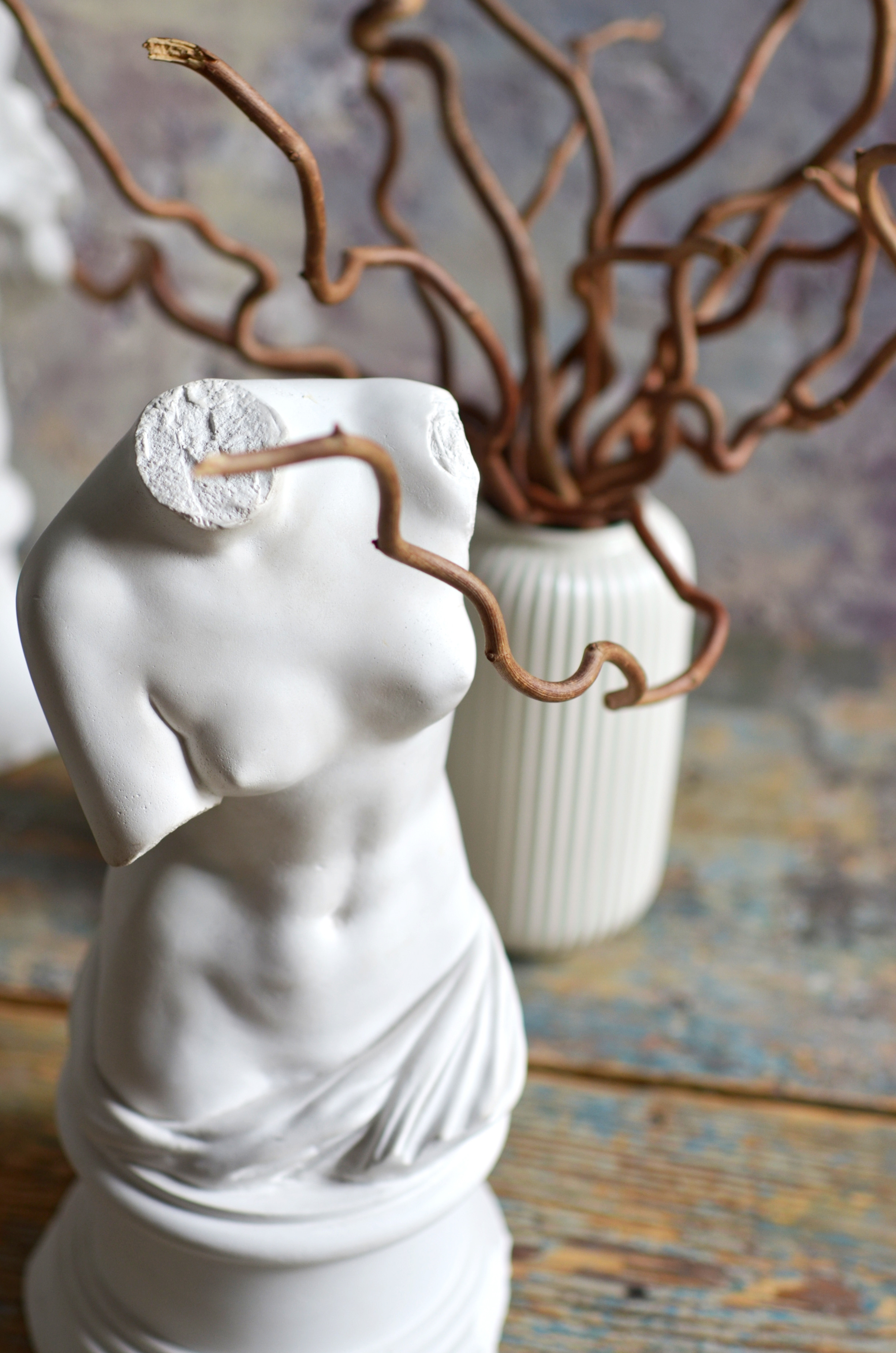 Maria in studio -minimalism. Family, portrait, content photo in Costa Rica Evgeniya Besprozvannykh