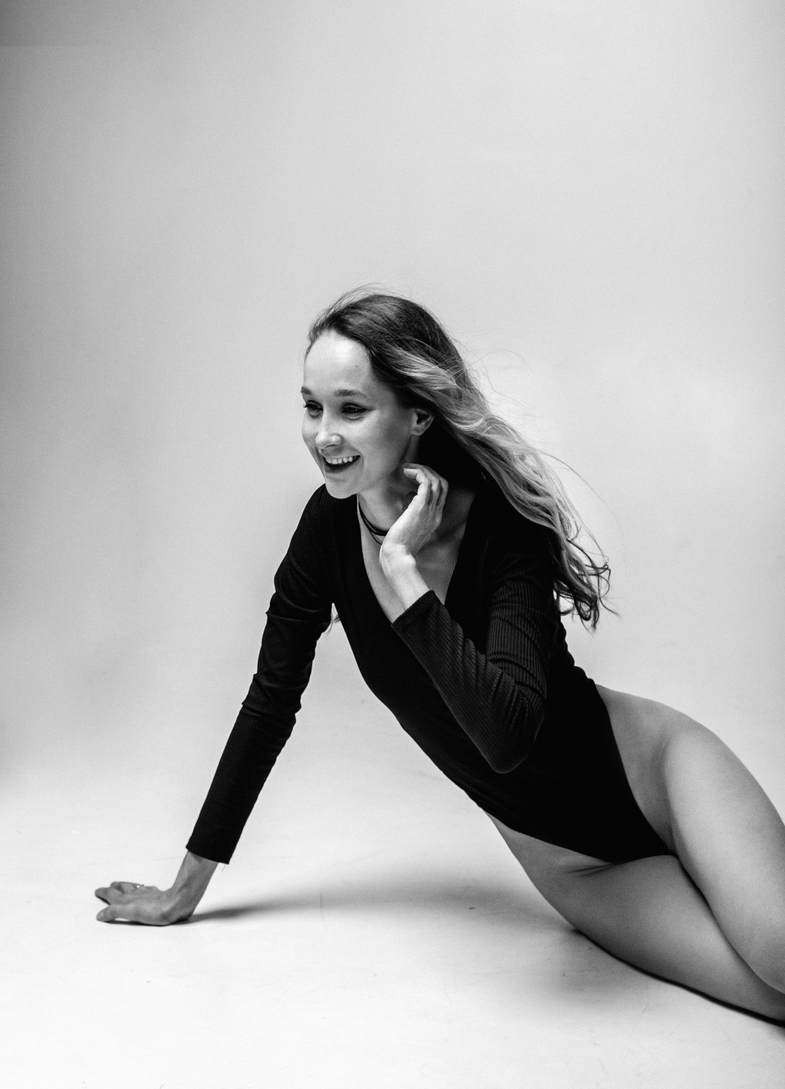 Maria in studio -minimalism. Family, portrait, content photo in Costa Rica Evgeniya Besprozvannykh