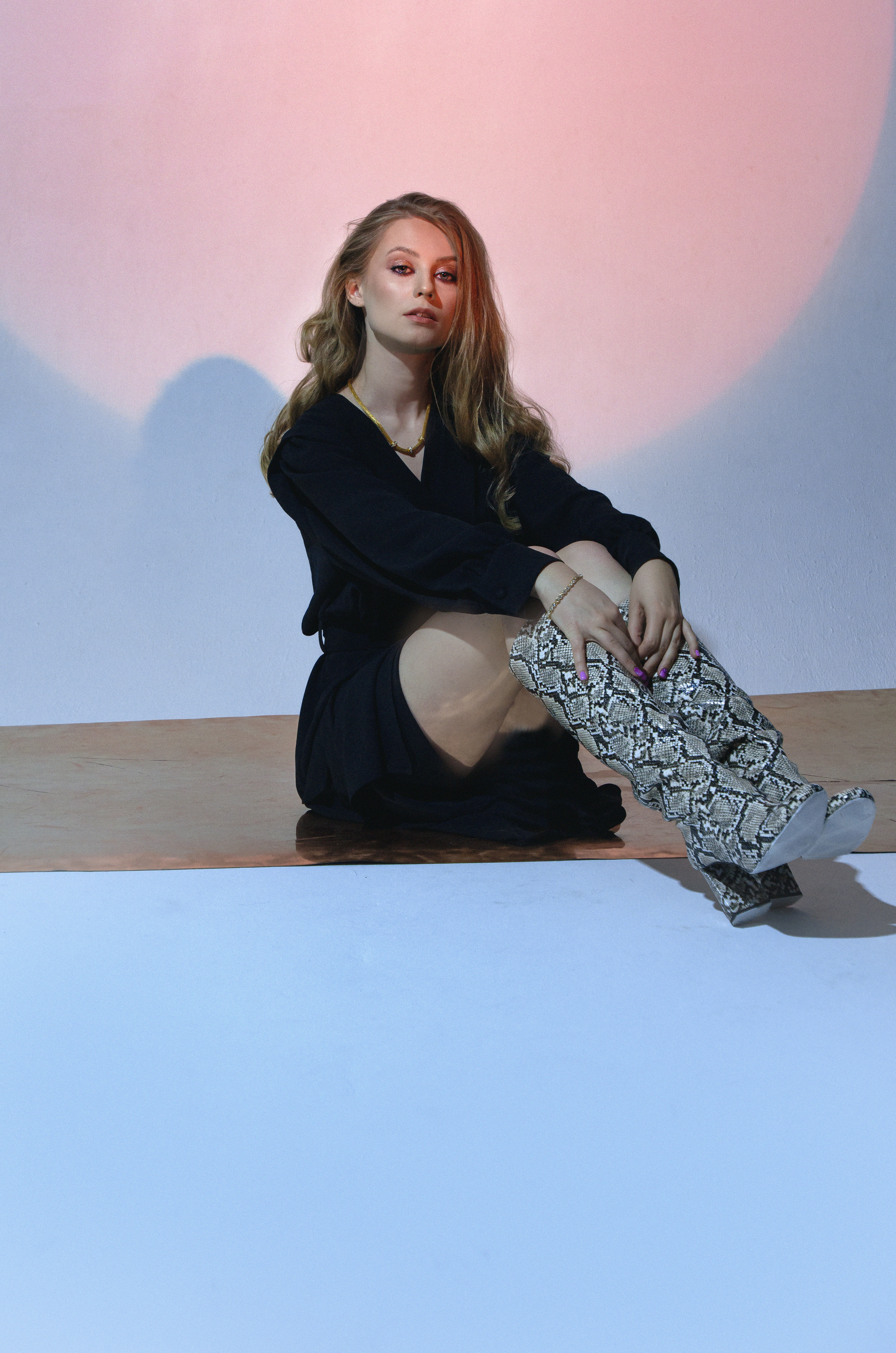 Katya fashion in studio. Family, portrait, content photo in Costa Rica Evgeniya Besprozvannykh