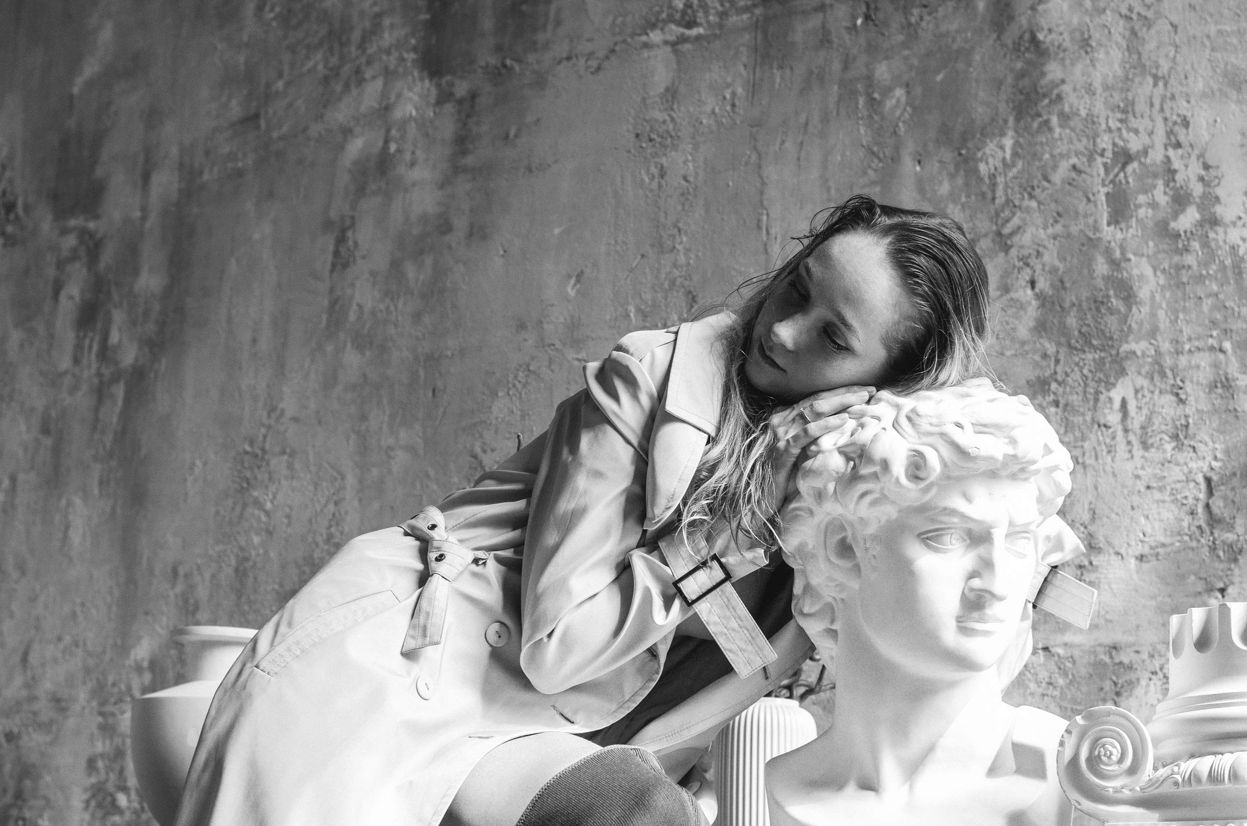 Maria in studio -minimalism. Family, portrait, content photo in Costa Rica Evgeniya Besprozvannykh