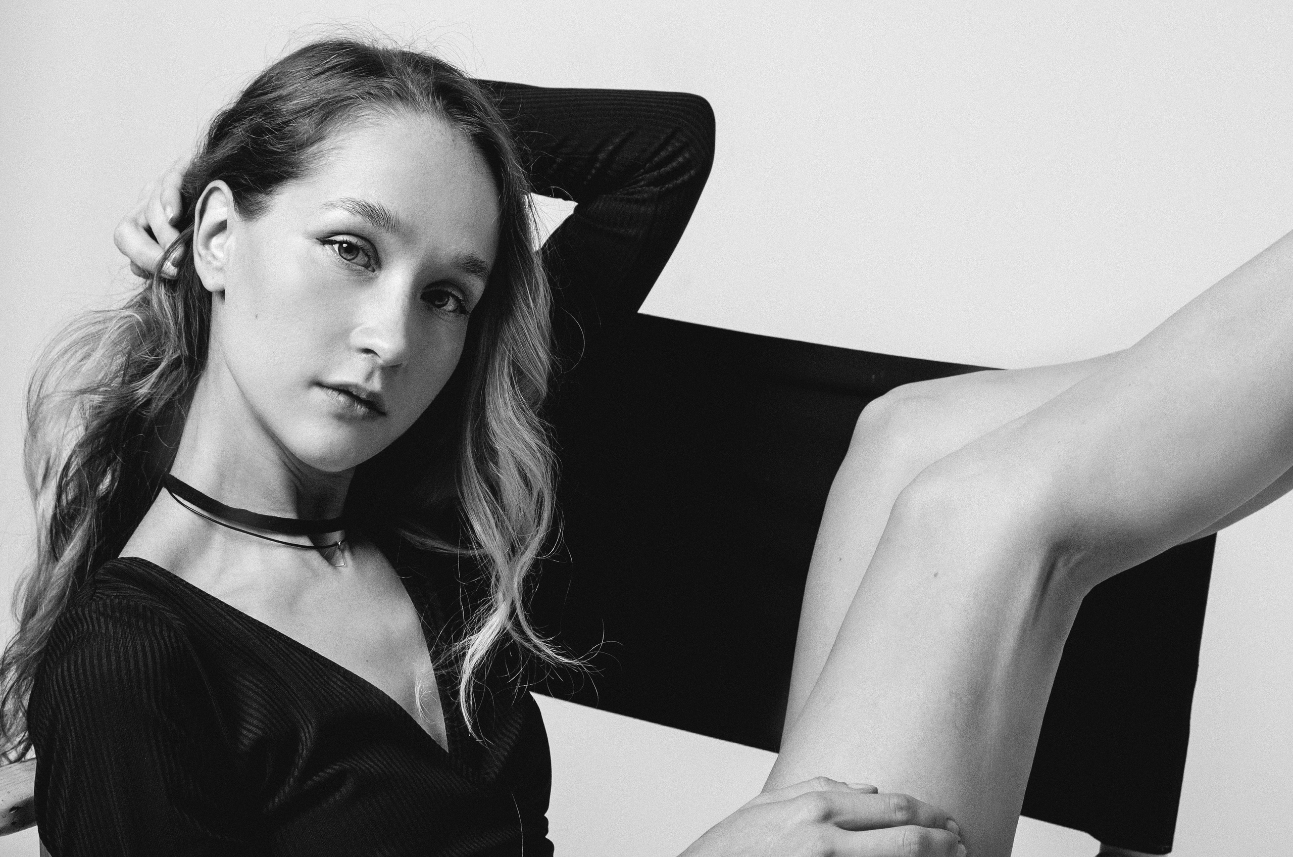 Maria in studio -minimalism. Family, portrait, content photo in Costa Rica Evgeniya Besprozvannykh