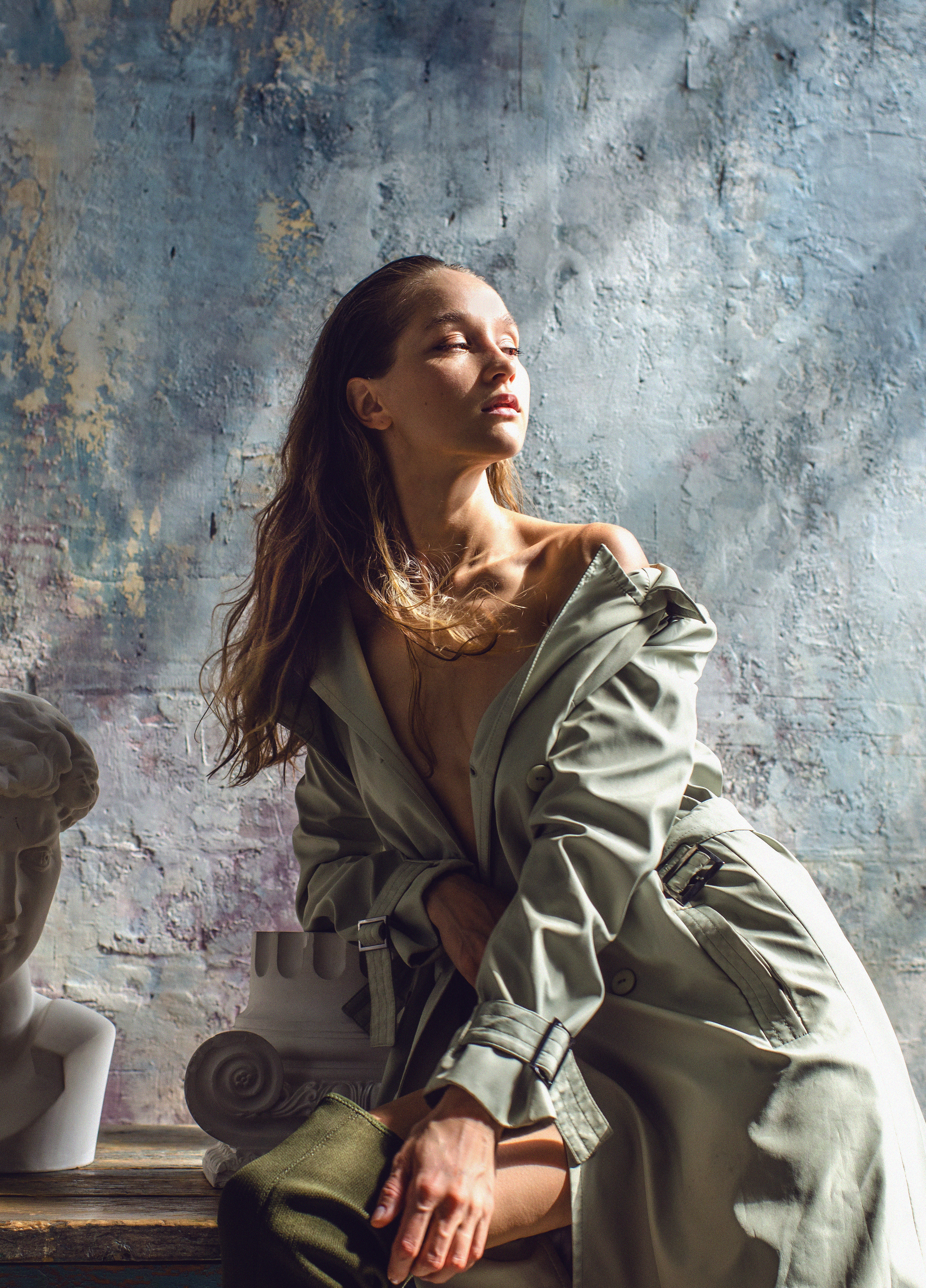 Maria in studio -minimalism. Family, portrait, content photo in Costa Rica Evgeniya Besprozvannykh