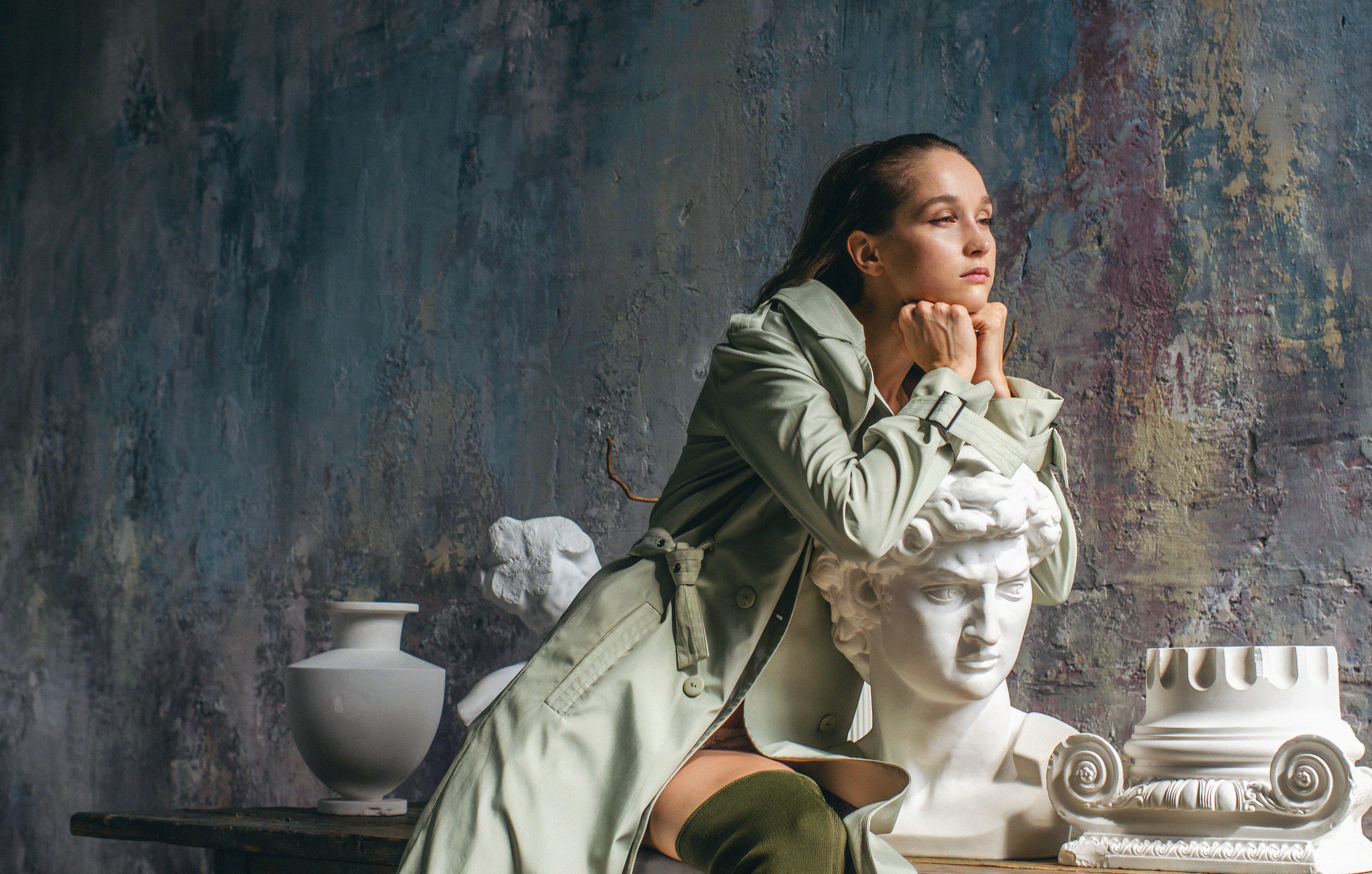 Maria in studio -minimalism. Family, portrait, content photo in Costa Rica Evgeniya Besprozvannykh