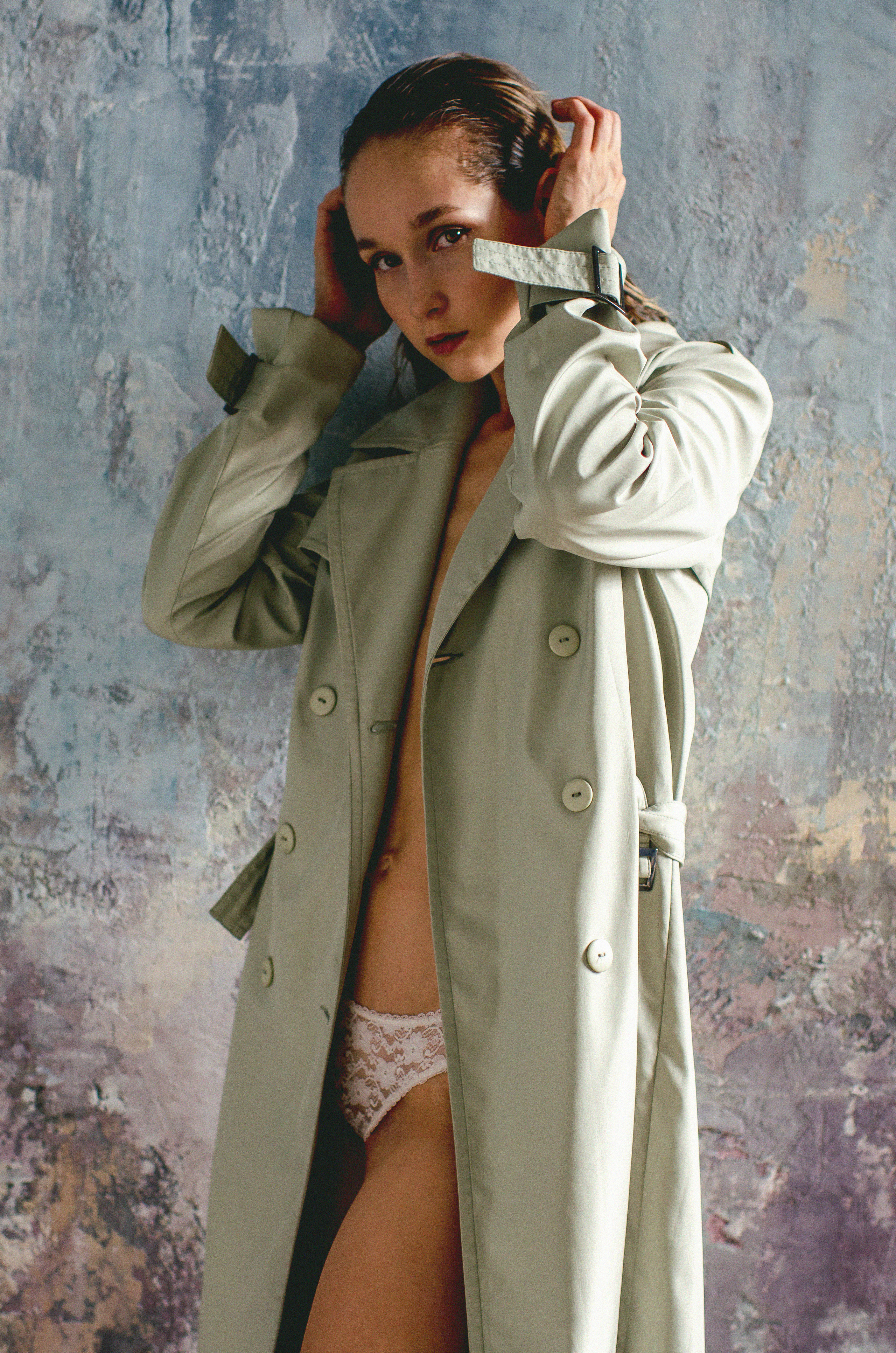 Maria in studio -minimalism. Family, portrait, content photo in Costa Rica Evgeniya Besprozvannykh