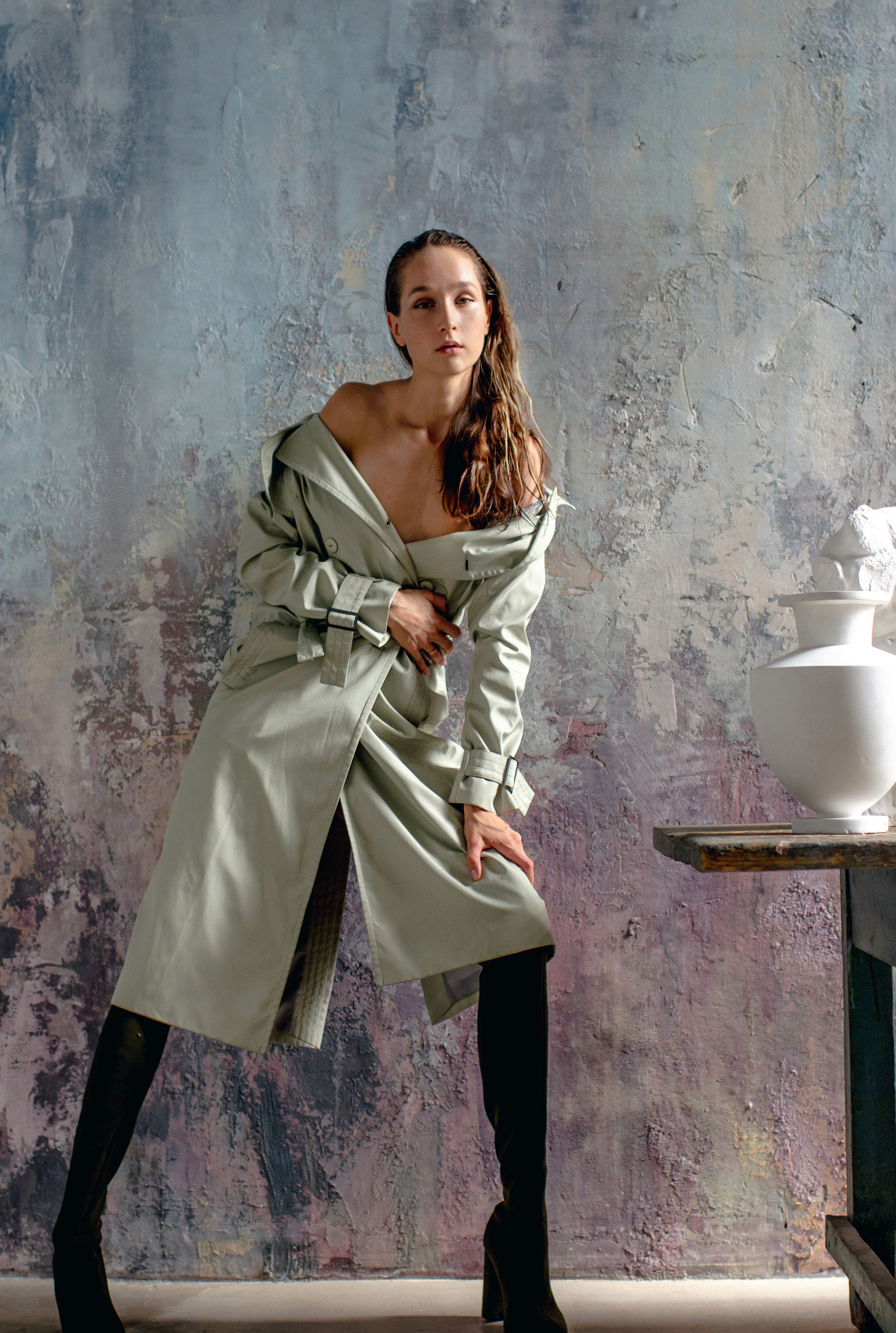 Maria in studio -minimalism. Family, portrait, content photo in Costa Rica Evgeniya Besprozvannykh